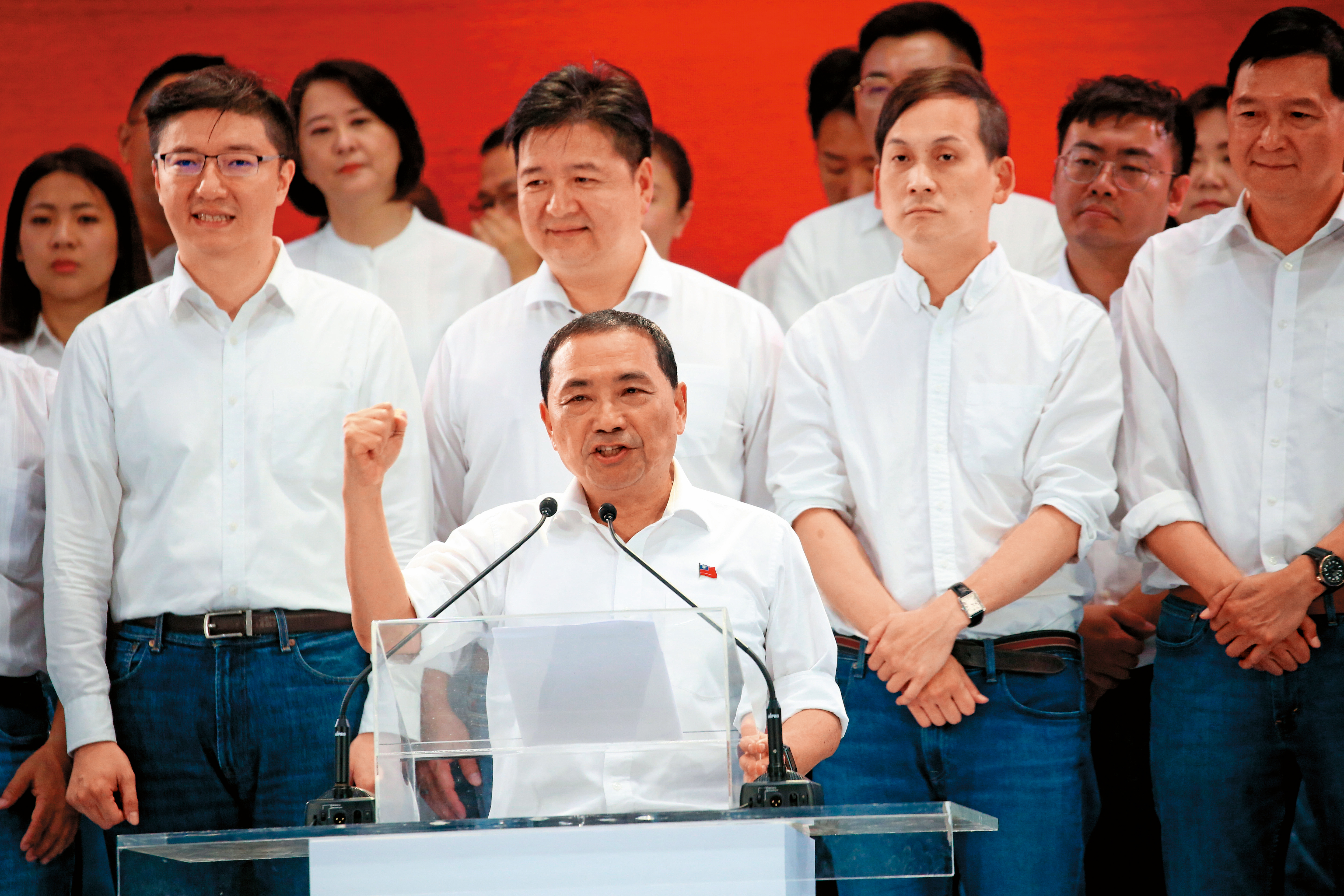 侯友宜民調持續低落，他必須走上再國民黨化的路。國民黨成功馴化了他，他也樂意被馴化好保住總統參選人的資格。