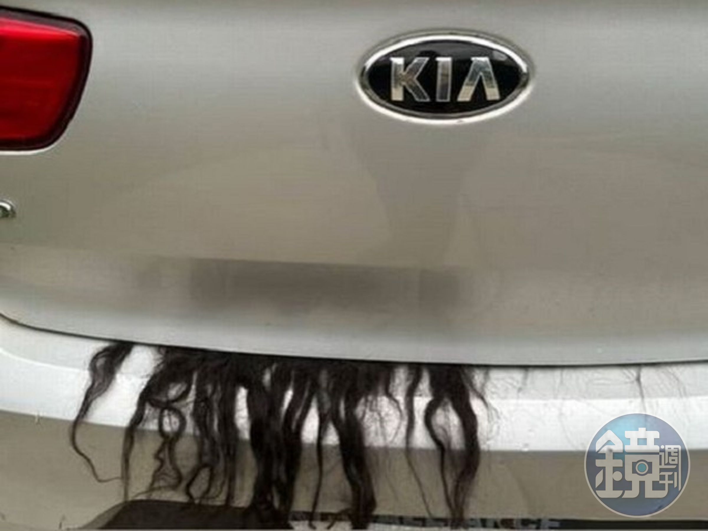 後車箱驚見「女鬼」披頭散髮,警方獲報查命案!假髮不要亂放啦。(翻自TikTok)