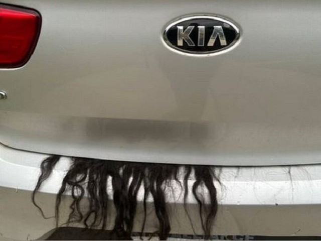 後車箱驚見「女鬼」披頭散髮，警方獲報查命案！假髮不要亂放啦。（翻自TikTok）