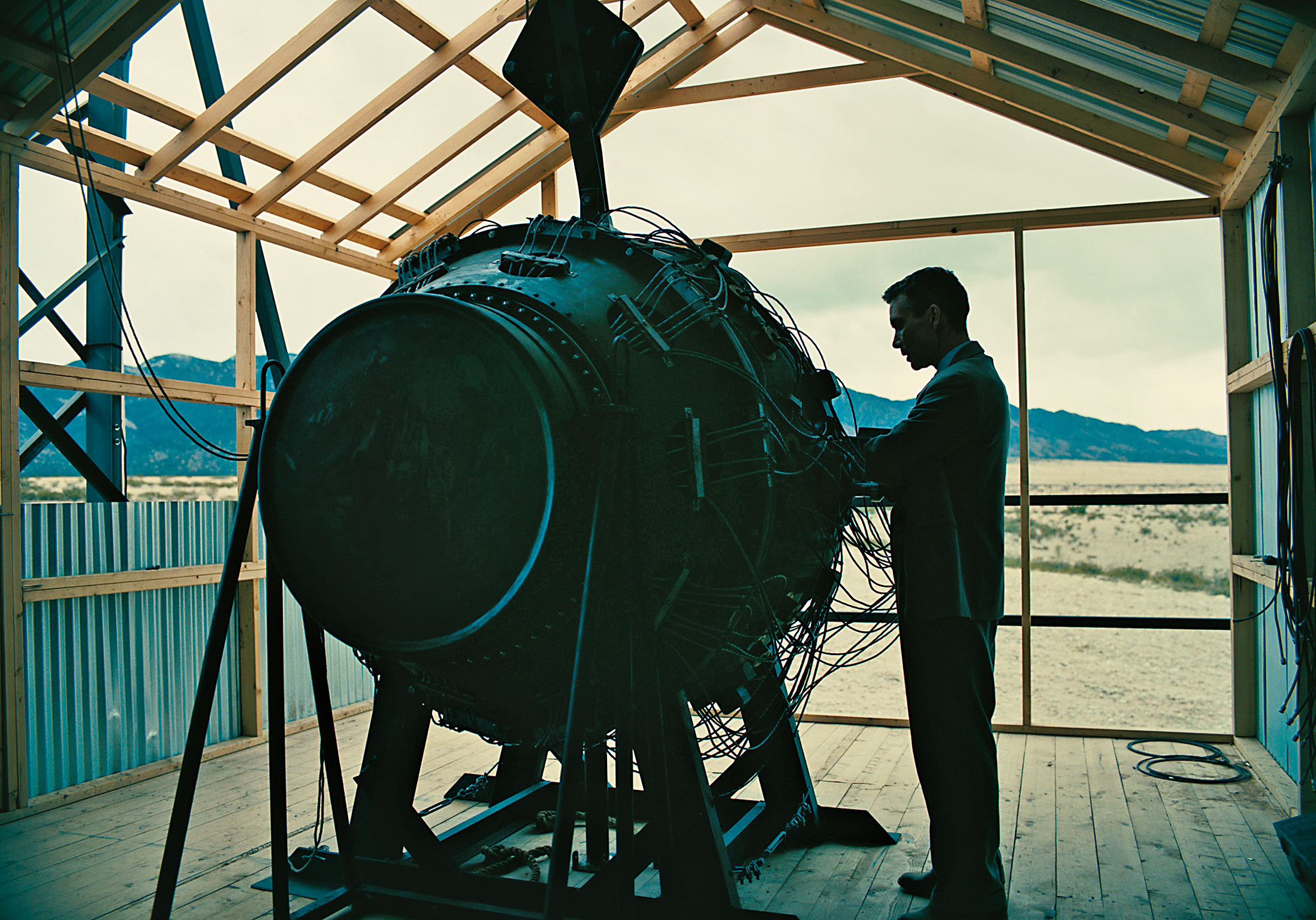 二戰期間，「原子彈之父」羅伯特奧本海默要搶在納粹之前先研發出核武，以維護人類的安危。（UIP提供）