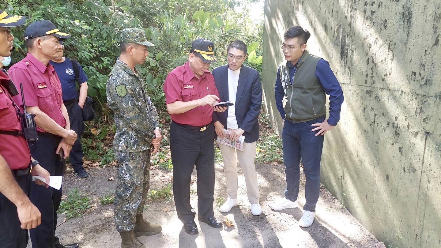 祥豐營區彈藥庫今（24日）發生爆炸意外，基隆市長謝國樑到場關心狀況。（翻攝自謝國樑臉書）