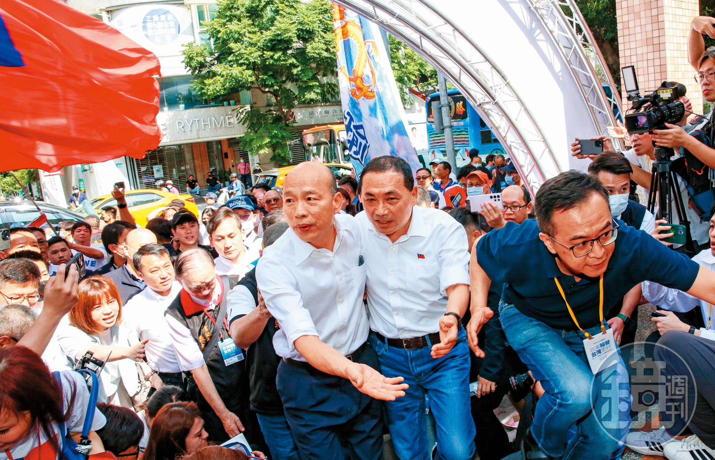 國民黨23日召開全代會,侯友宜提前半小時抵達會場門口,親迎韓國瑜下車。