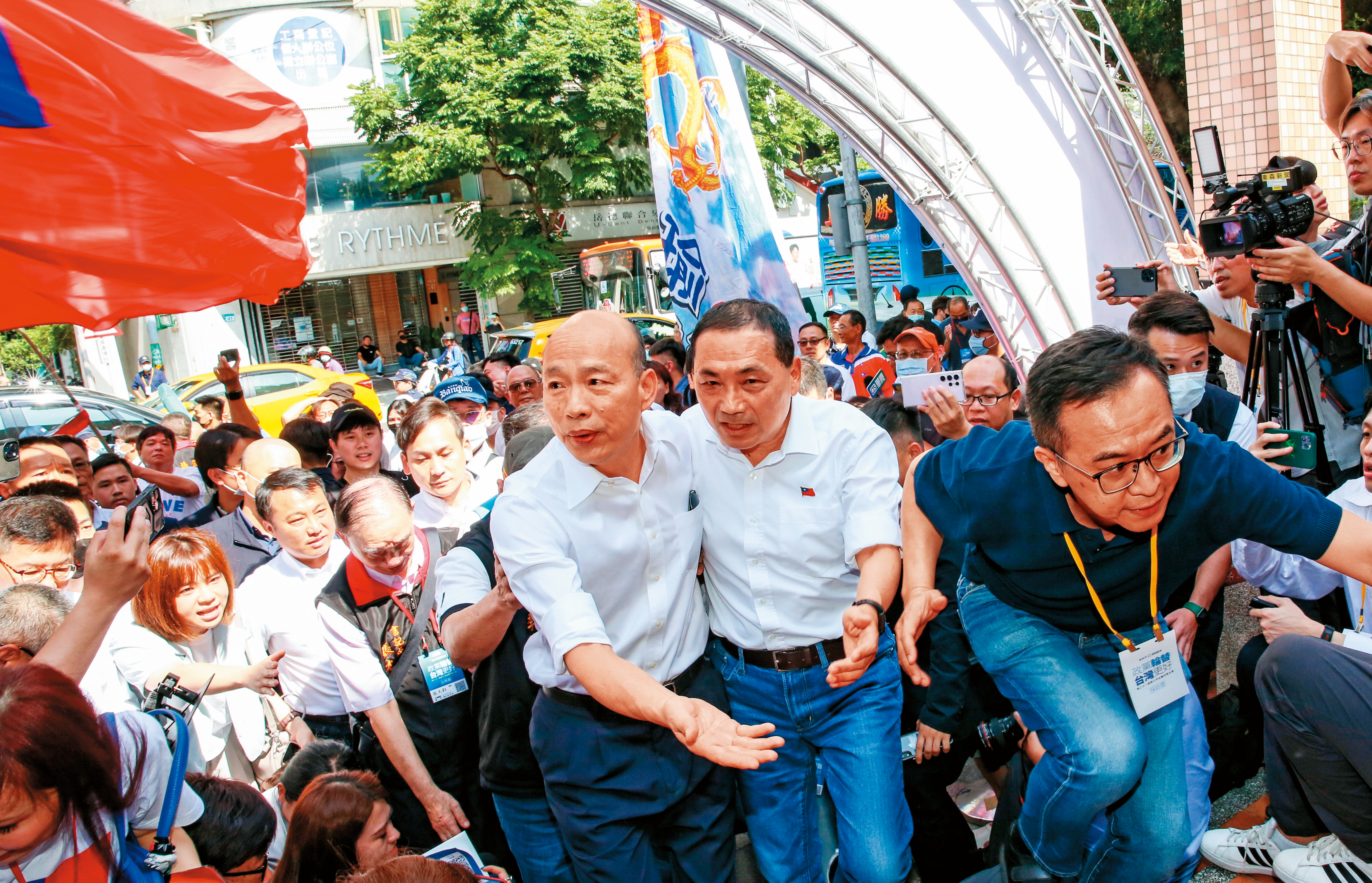 國民黨23日召開全代會，侯友宜提前半小時抵達會場門口，親迎韓國瑜下車。