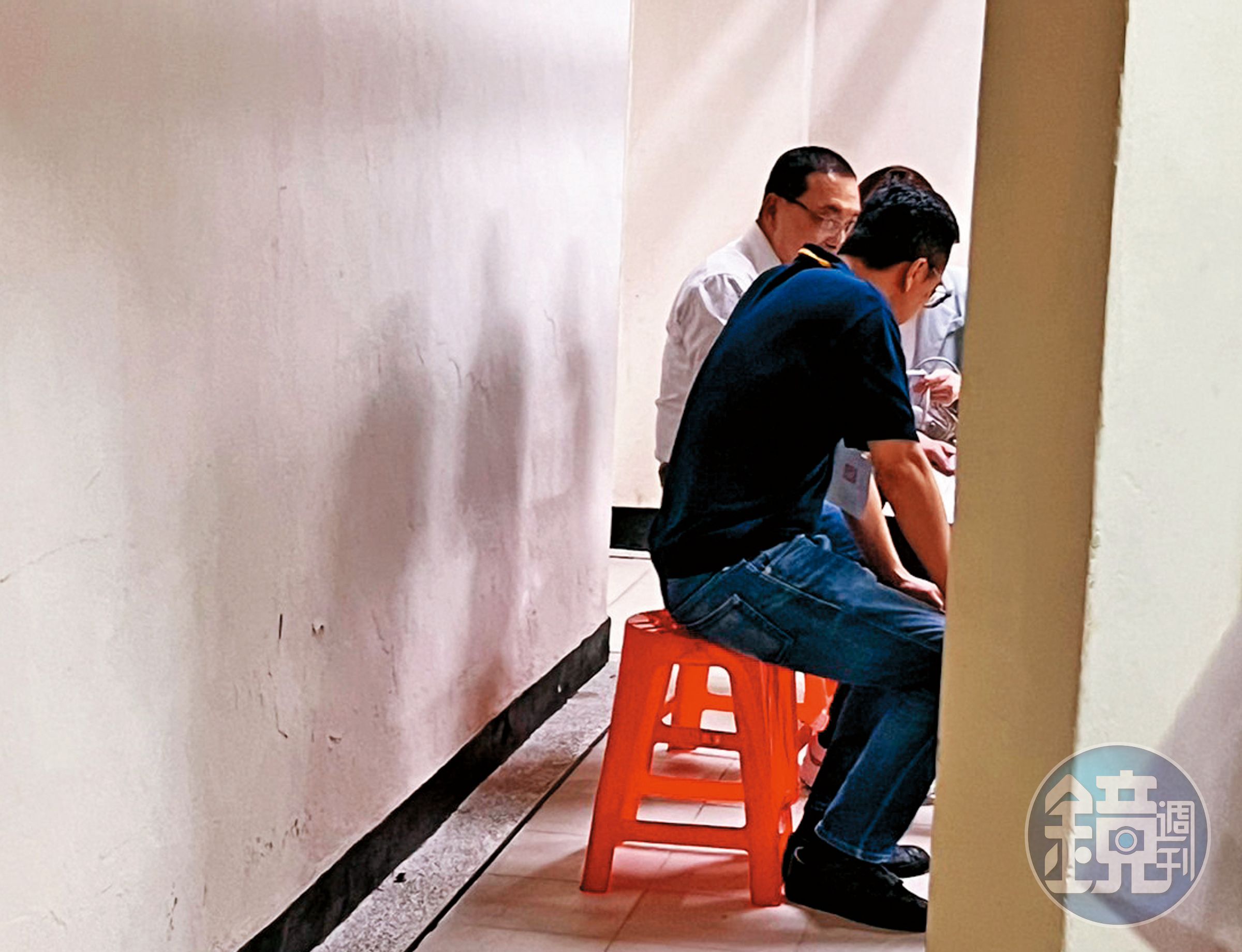 本刊直擊,侯友宜在全代會後台,與幕僚準備演說稿。