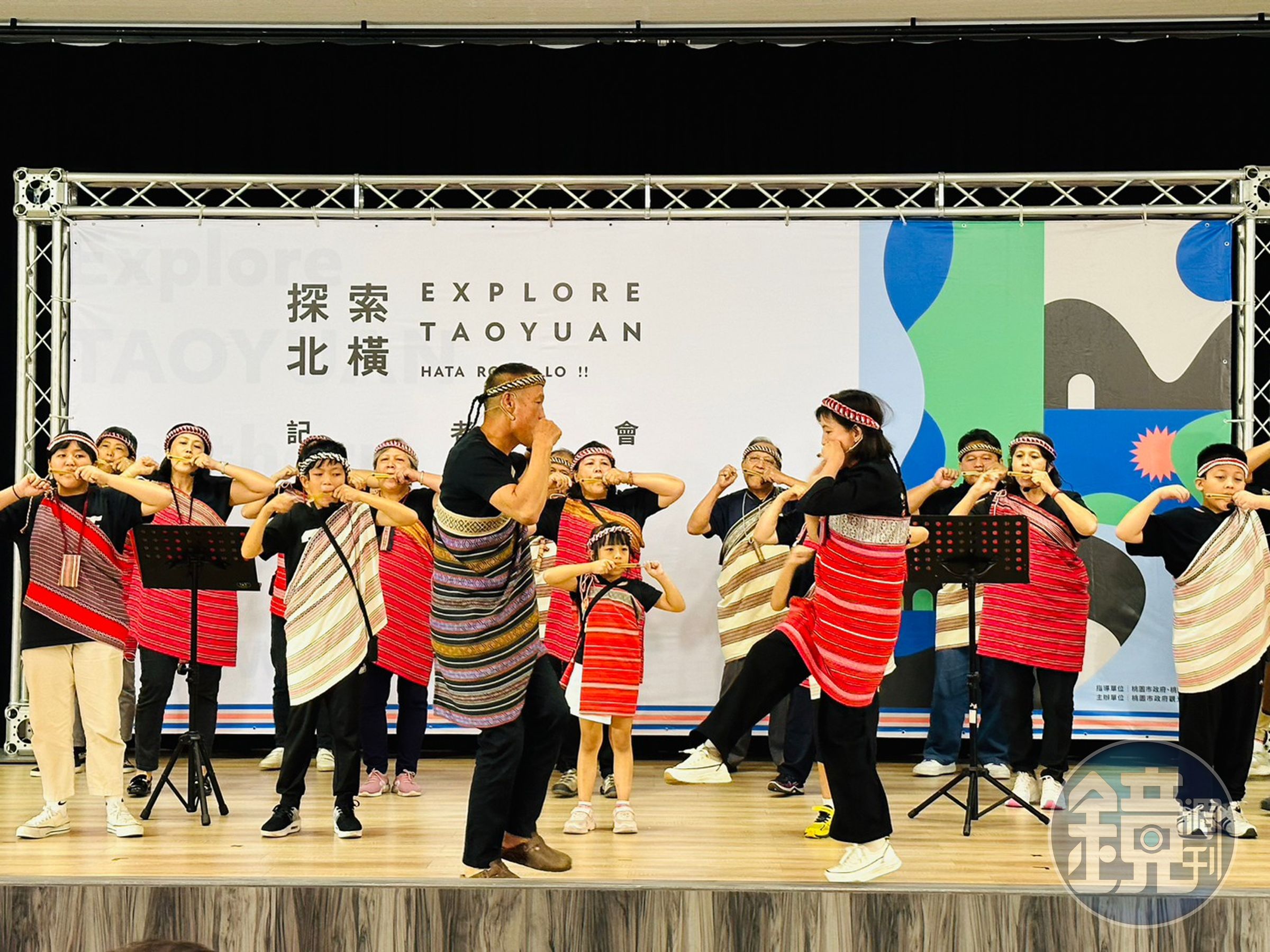 桃園市復興區「溪口部落」耆老於記者會現場表演口簧琴。（桃園市政府觀光旅遊局提供）