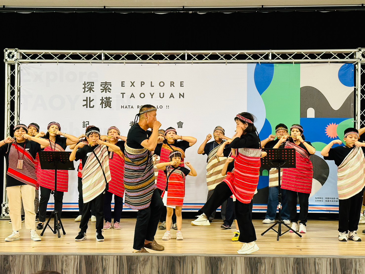 桃園市復興區「溪口部落」耆老於記者會現場表演口簧琴。(桃園市政府觀光旅遊局提供)