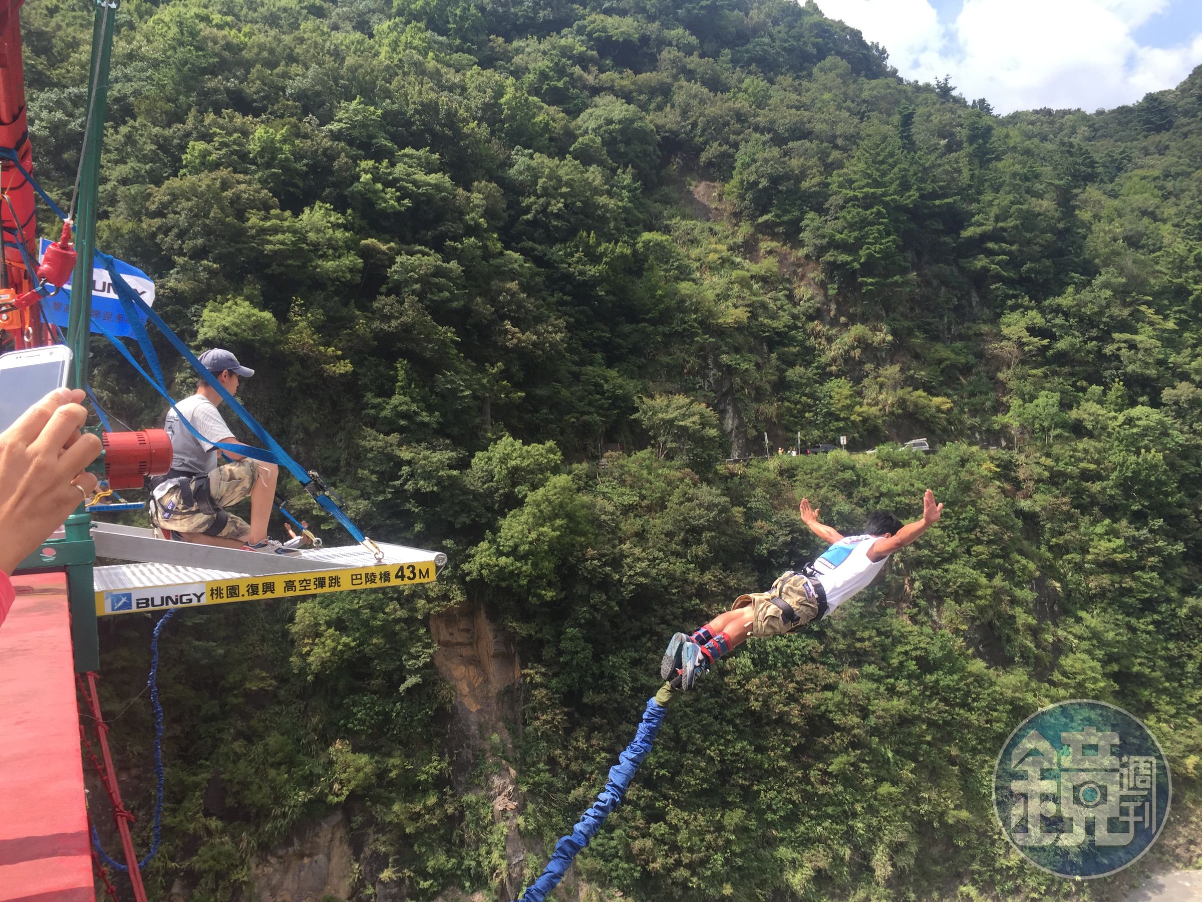 路線「躍動青春」可於復興區體驗刺激的高空彈跳。（桃園市政府觀光旅遊局提供）