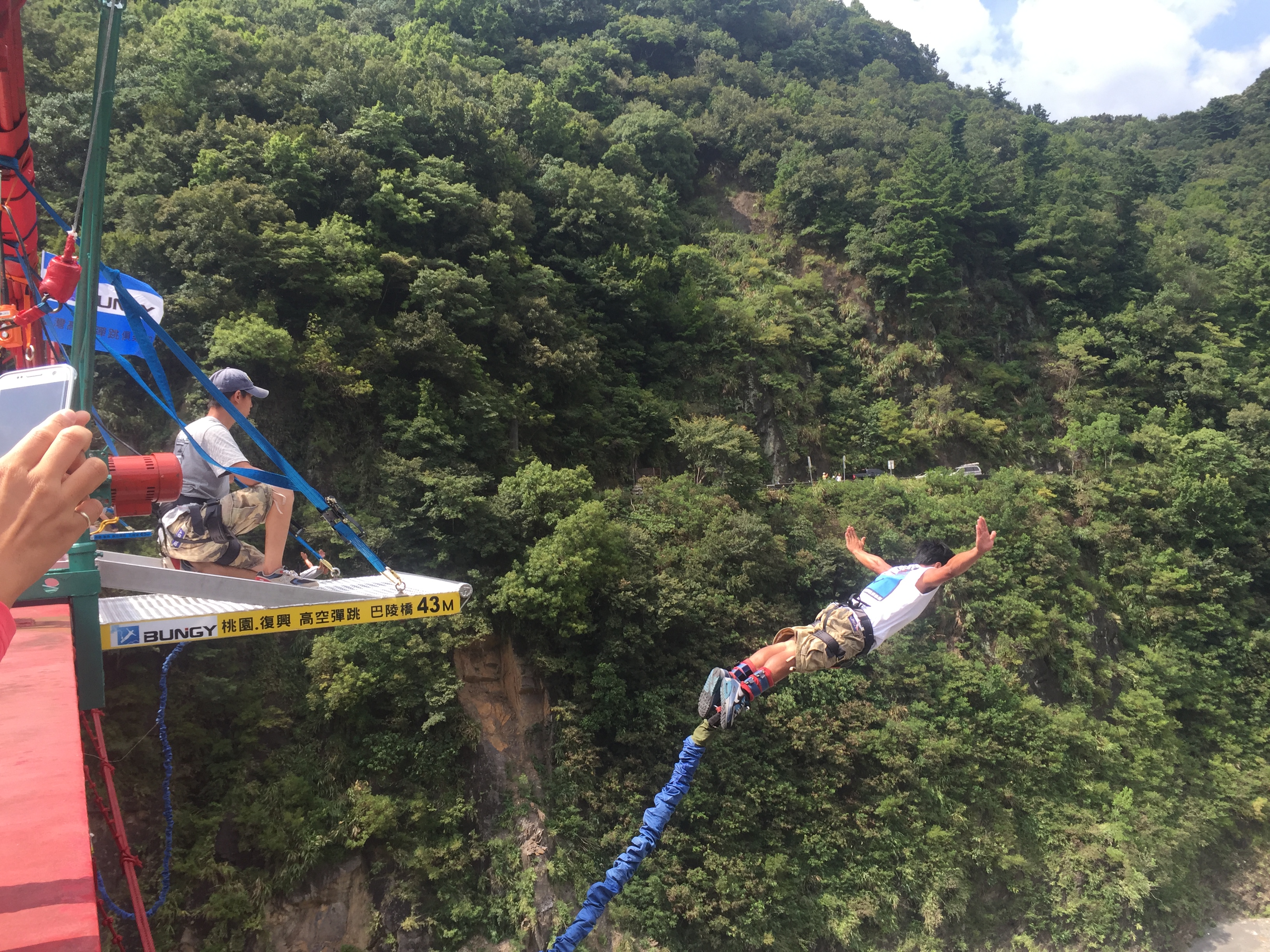 路線「躍動青春」可於復興區體驗刺激的高空彈跳。(桃園市政府觀光旅遊局提供)