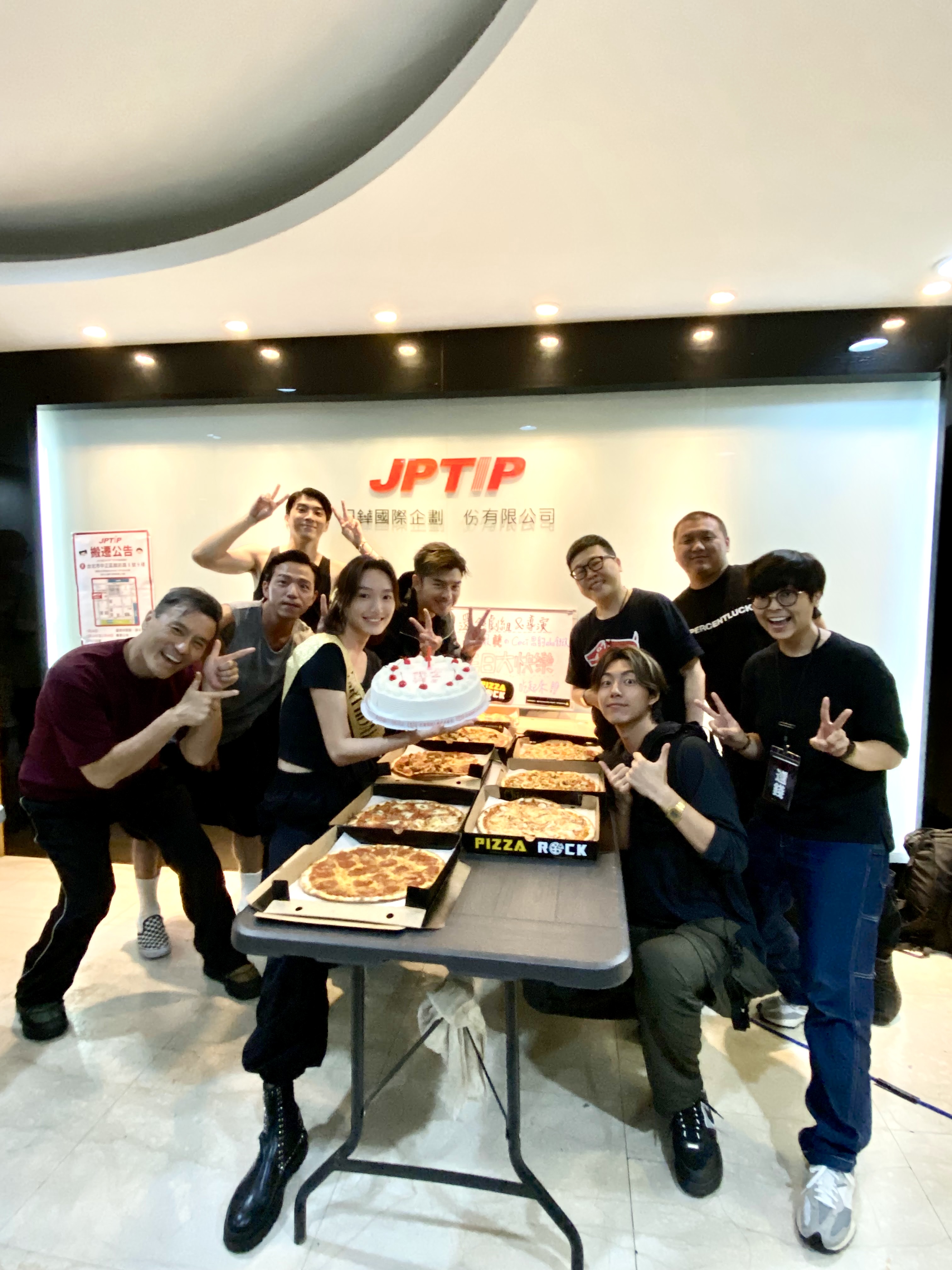 劇組為蔡思韵慶生外，生日正日蔡思韵 也準備香港人最愛的菠蘿油、蛋撻和飲料等跟大家分享生日喜悅。（滾動工作室提供）