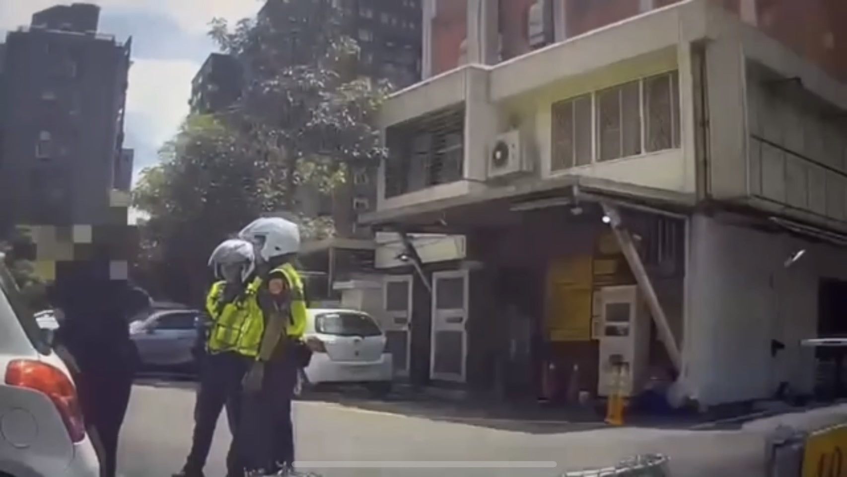 北市內湖區一名23歲王姓男子萬安演習期間，不聽警方指示避難，依違反《民防法》送辦。（翻攝畫面）