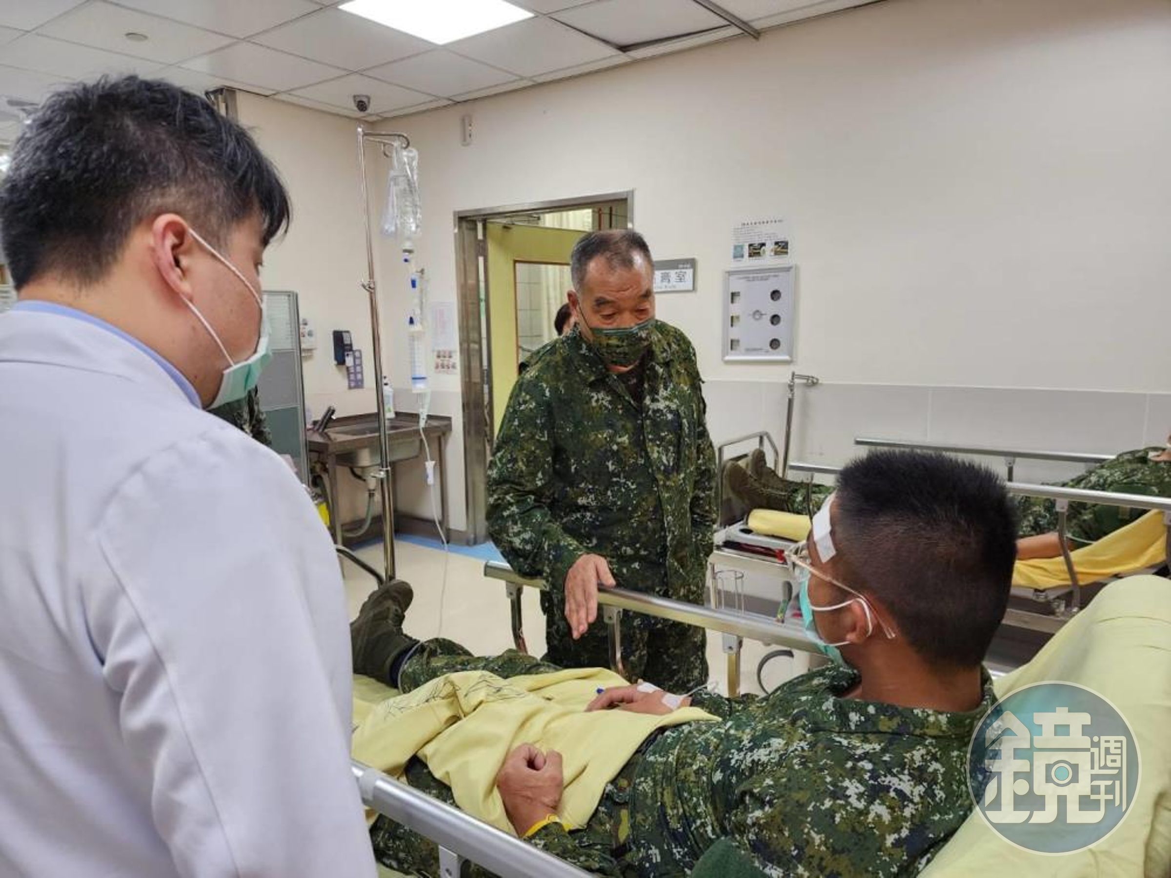 國防部長邱國正晚間現身三總醫院與基隆長庚醫院,探視受傷官兵及家屬。(國防部提供)