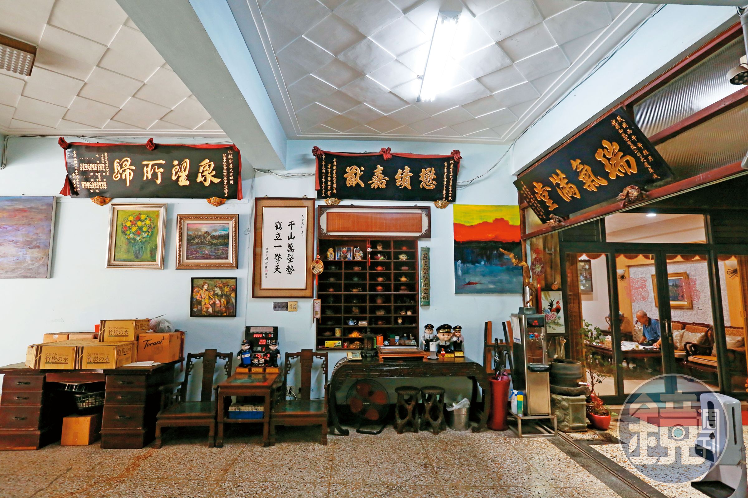 蘇家與賴清德關係好,日前蘇姿丰父親蘇春槐站台「美東信賴台灣後援會」,老家1樓大廳(上圖)更高掛賴清德贈與的字畫(右圖)。