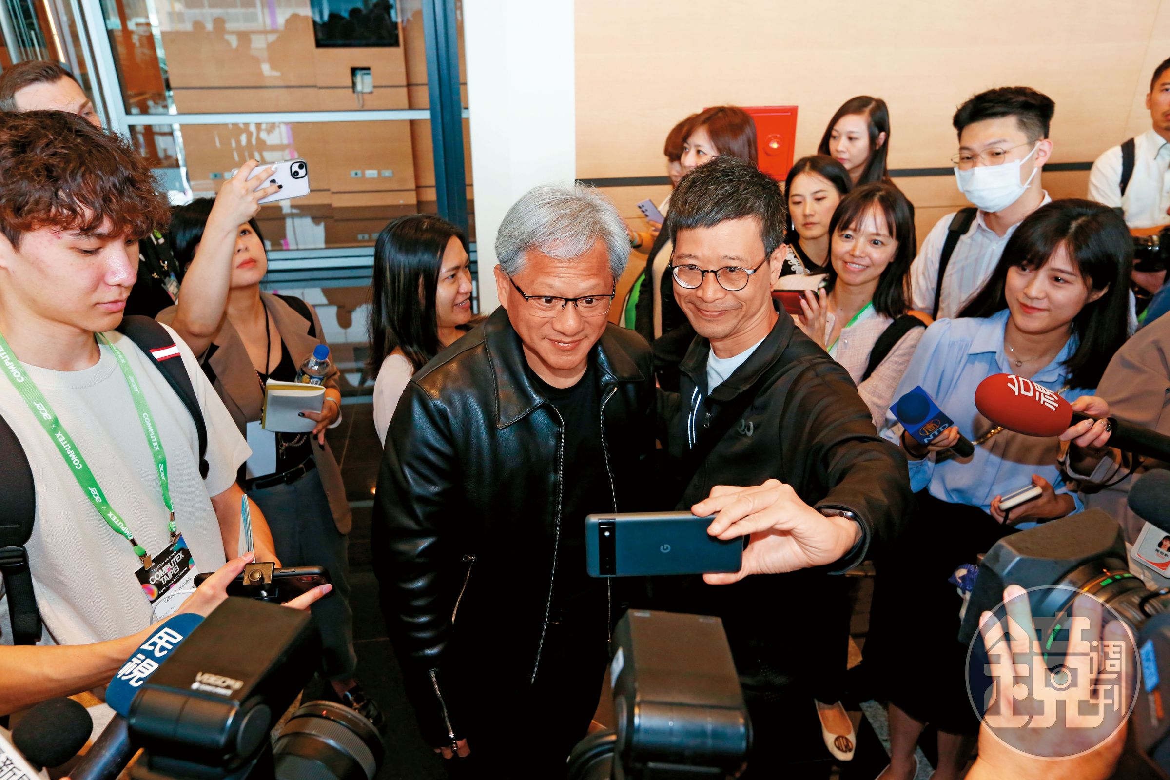 輝達(nVidia)創辦人、AI教父黃仁勳來台訪問掀起旋風。