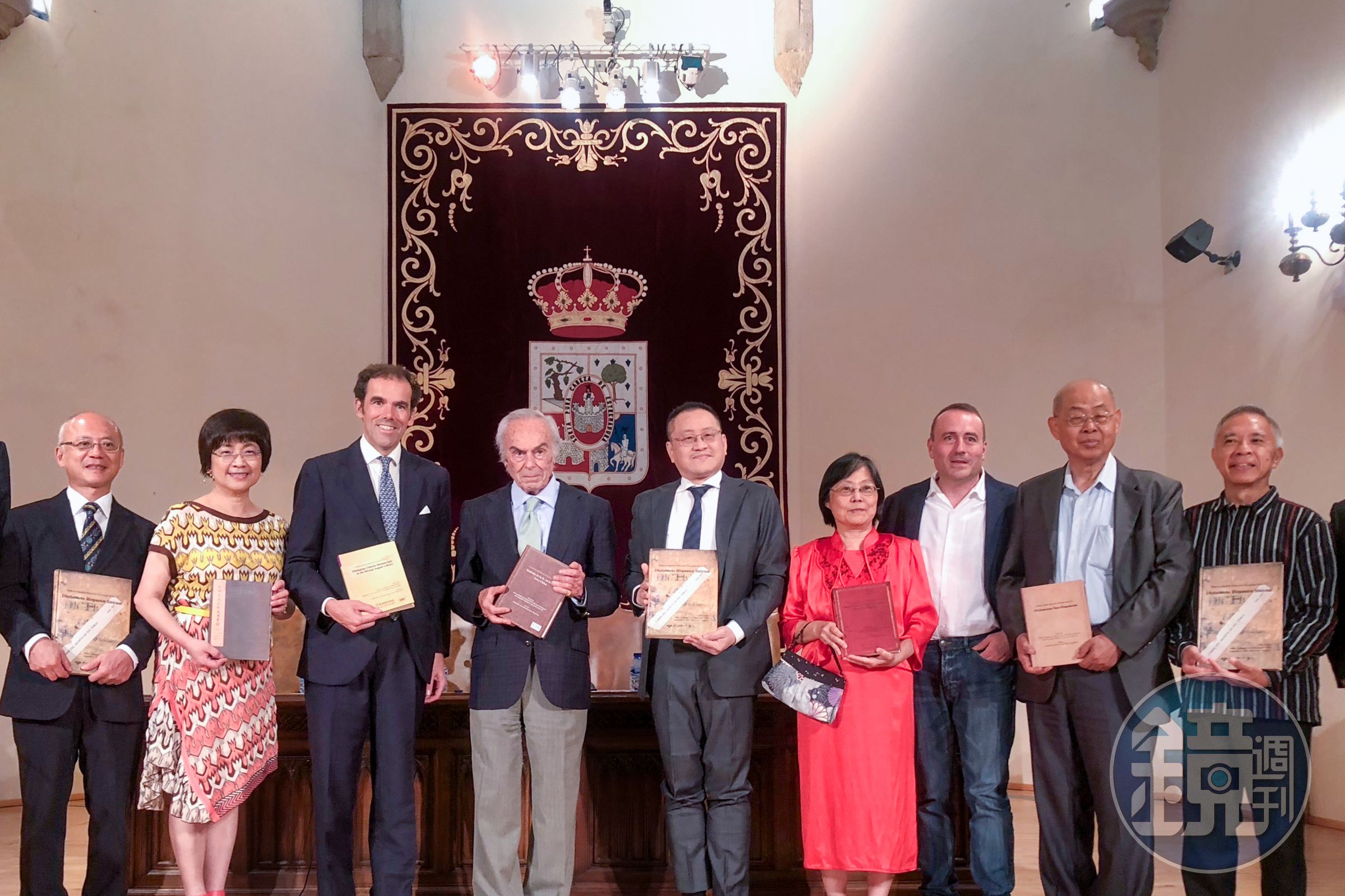清華副教授李毓中（右五）將9冊《閩南—西班牙歷史文獻叢刊》送給西班牙皇室。（清華大學提供）