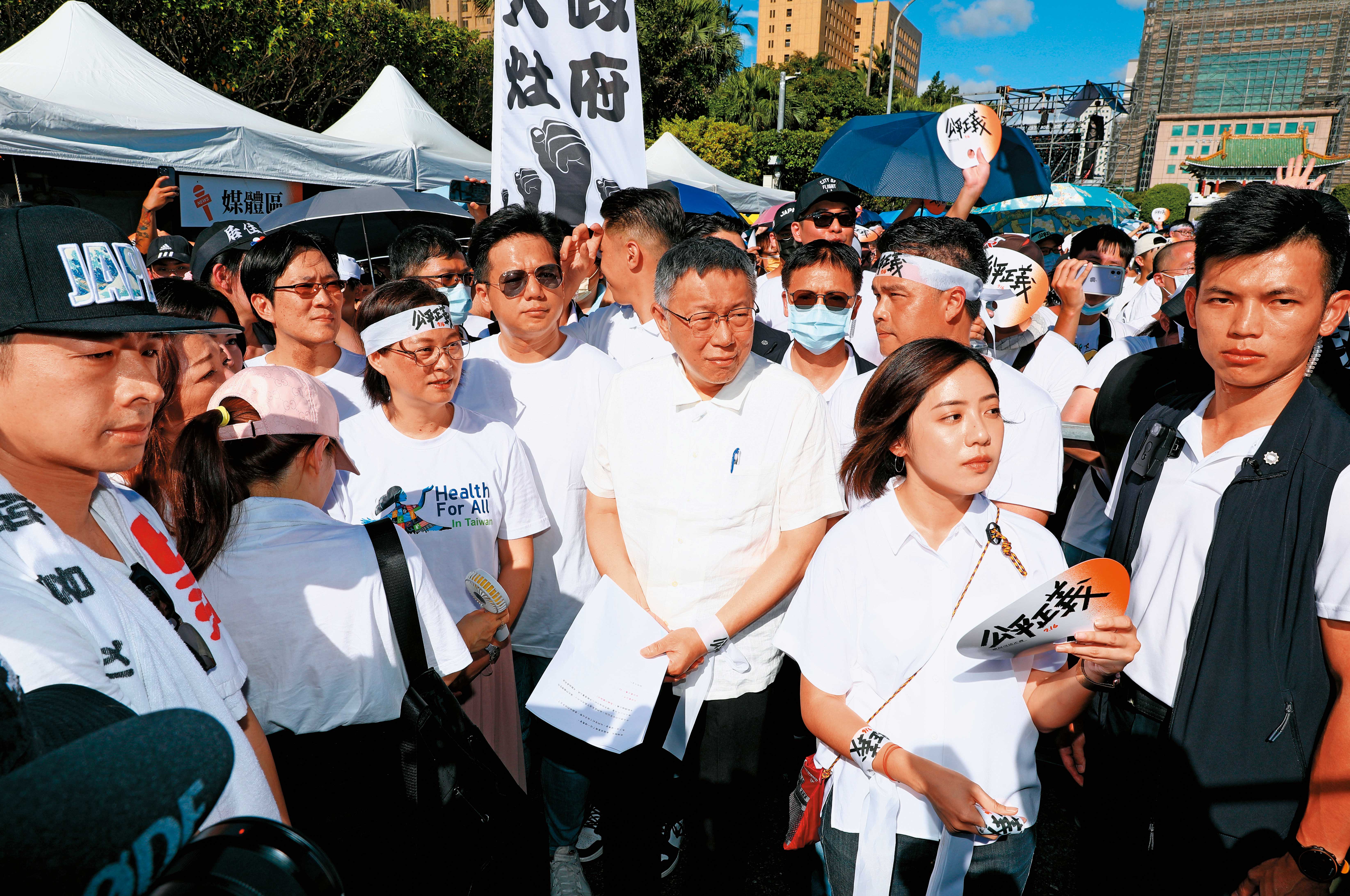 柯文哲（中）以終結藍綠惡鬥登場， 打著第三勢力超越藍綠的旗幟，搖身一變成為非綠陣營的頭號人物。（杭大鵬攝）