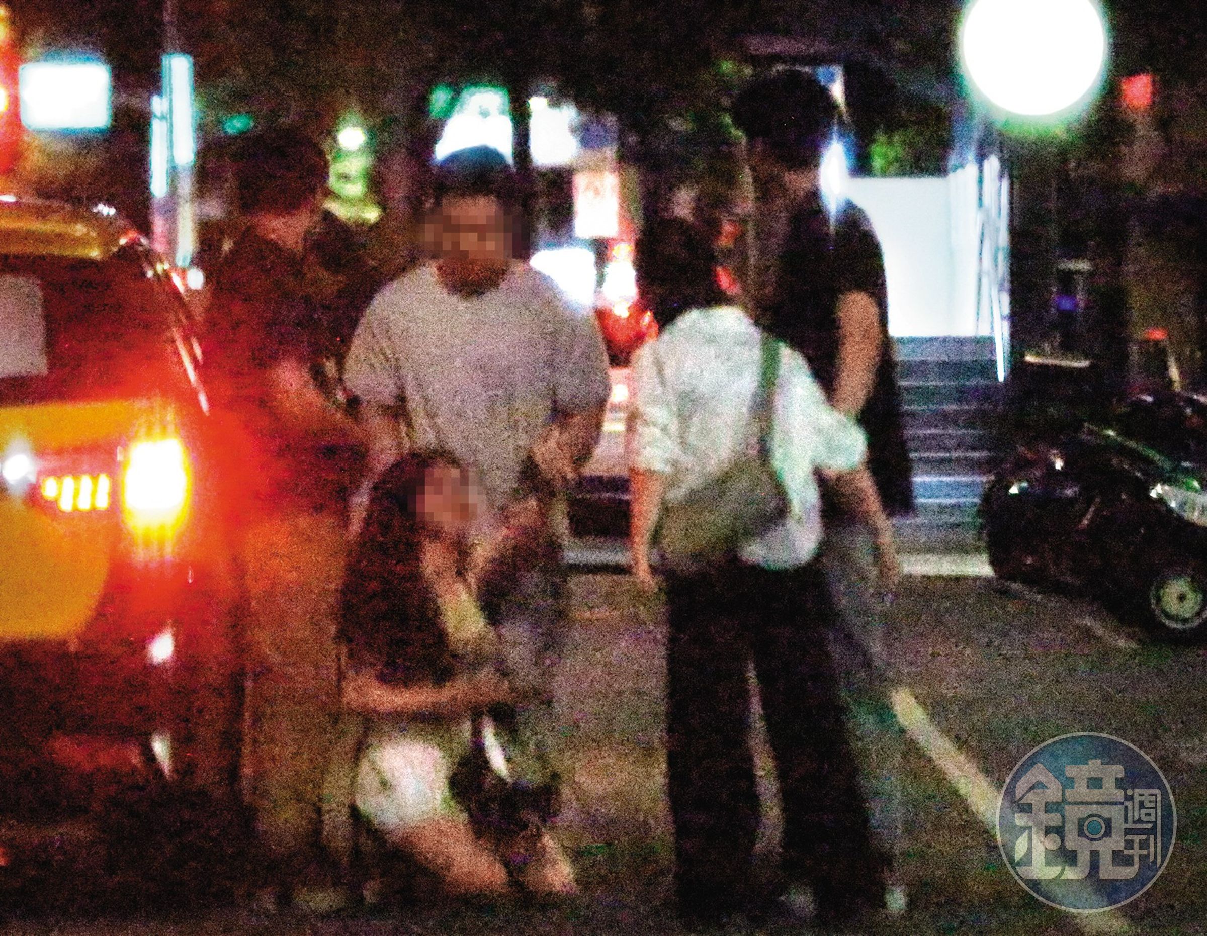 02：46，明顯是事件暴風中心的大奶妹（前排跪地者）從酒吧中走出，對著店內叫囂；才剛報警的臧芮軒（右二）上前和對方理論，大奶妹一度下跪。