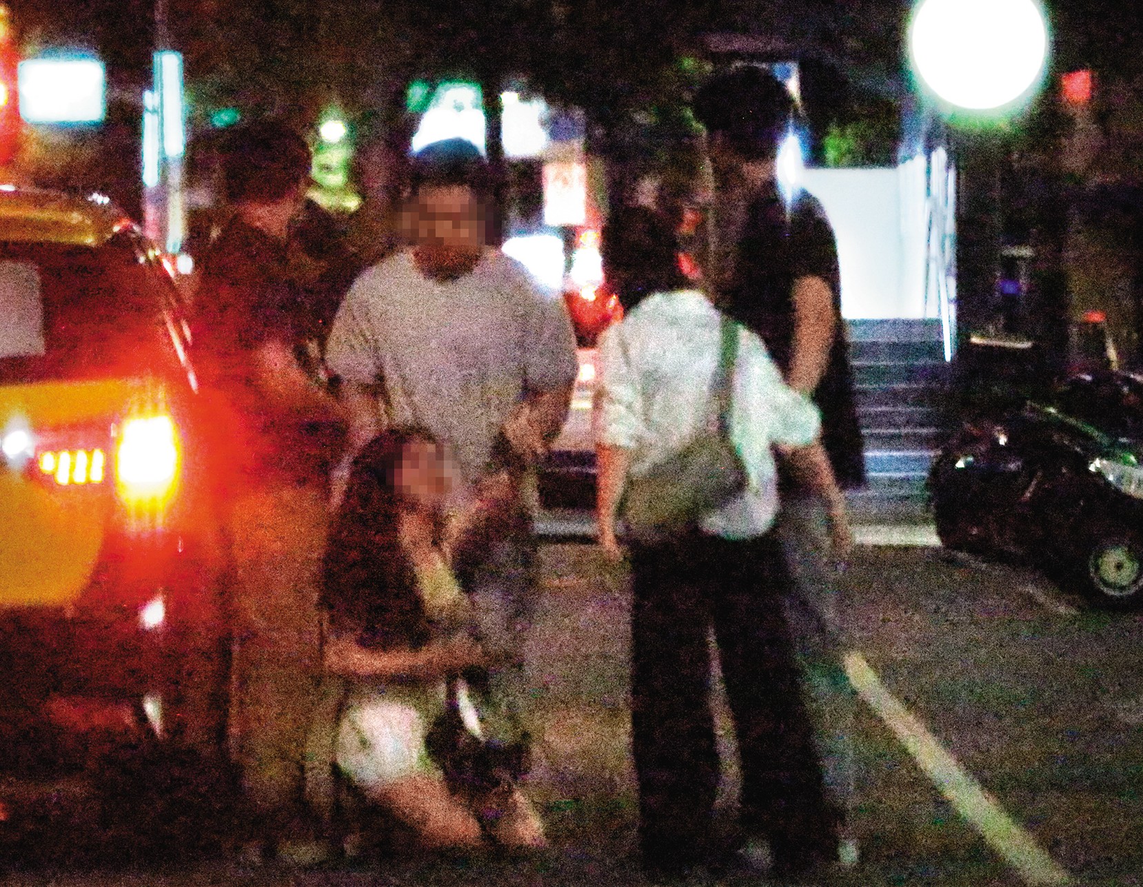 02：46，明顯是事件暴風中心的大奶妹（前排跪地者）從酒吧中走出，對著店內叫囂；才剛報警的臧芮軒（右二）上前和對方理論，大奶妹一度下跪。