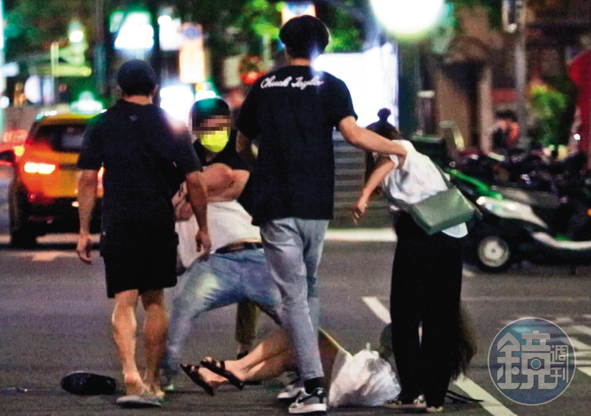 02:47,雙方爆發第一次推擠衝突後,一旁的計程車司機看到氣氛如此暴力,索性不做生意,離開現場。