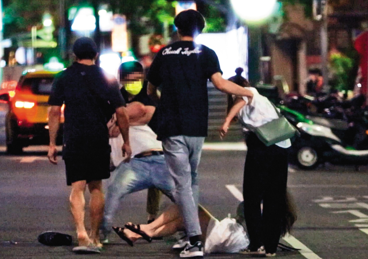 02:47,雙方爆發第一次推擠衝突後,一旁的計程車司機看到氣氛如此暴力,索性不做生意,離開現場。