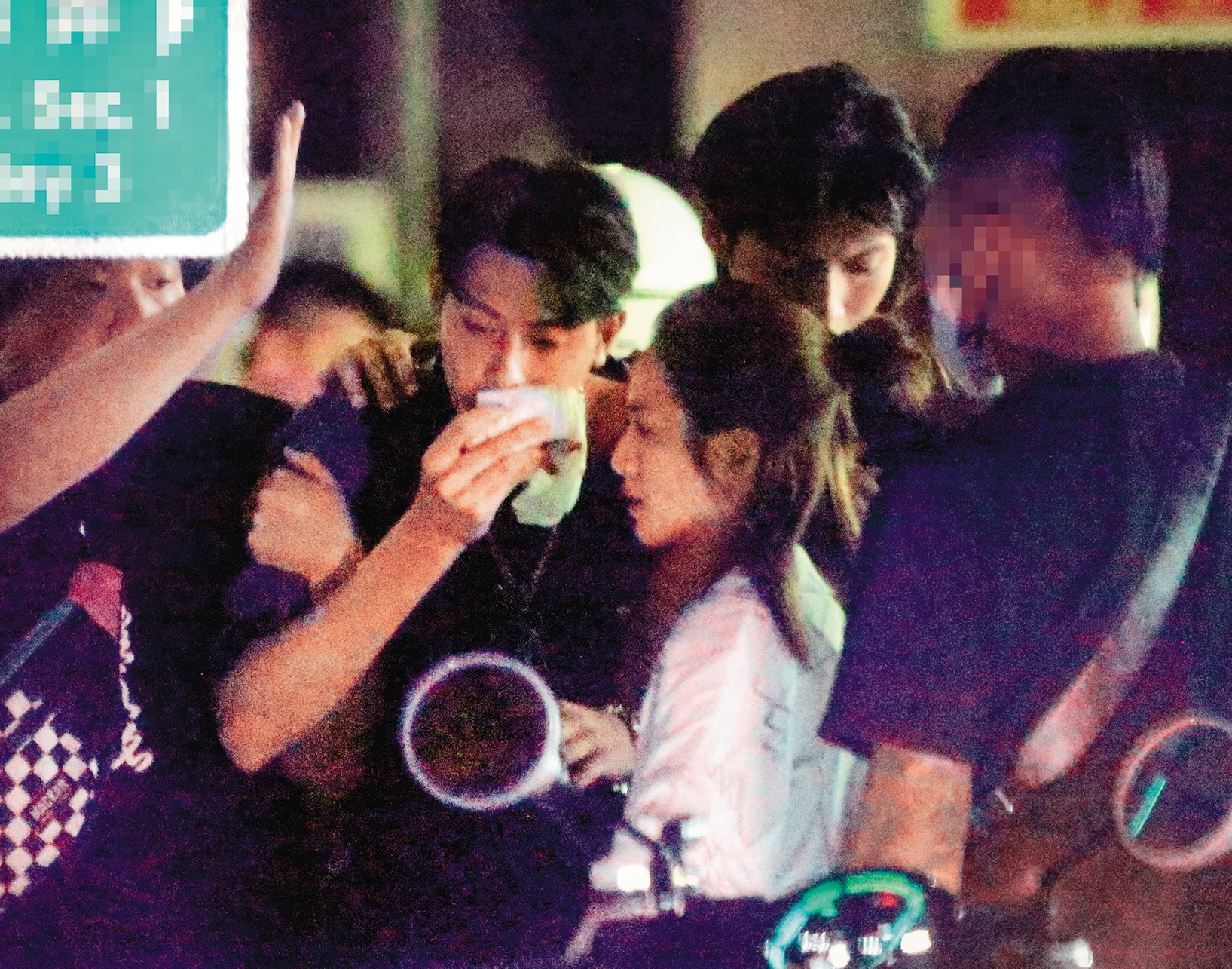 6月20日03：01，救護車抵達，一群人簇擁著Teddy準備上車。