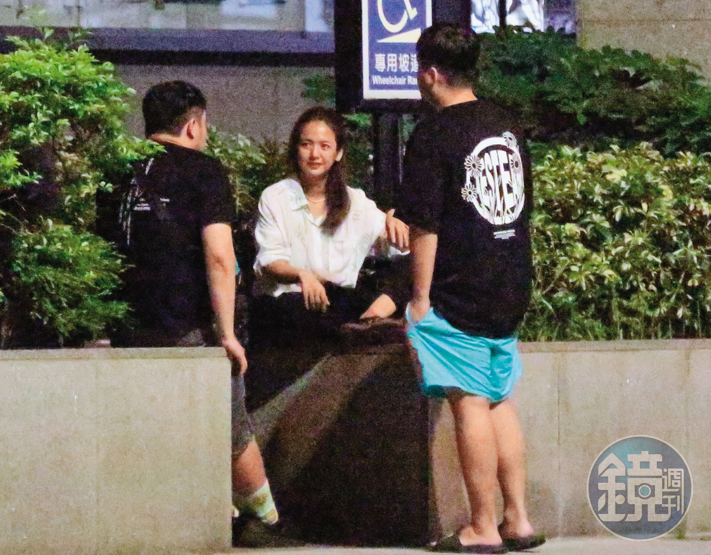 04:28,臧芮軒(中)和友人在警局外頭等待,一邊聊天打發時間。