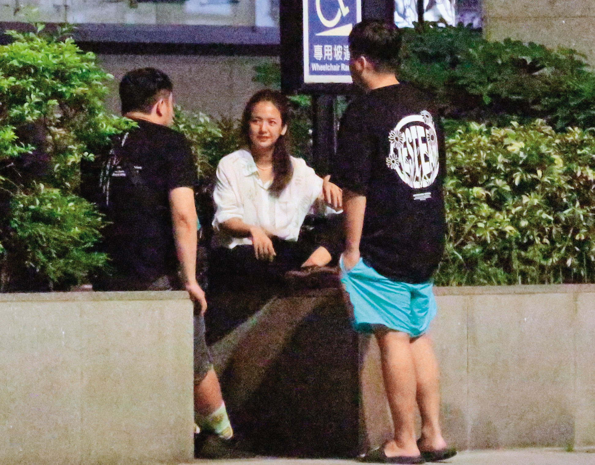 04:28,臧芮軒(中)和友人在警局外頭等待,一邊聊天打發時間。