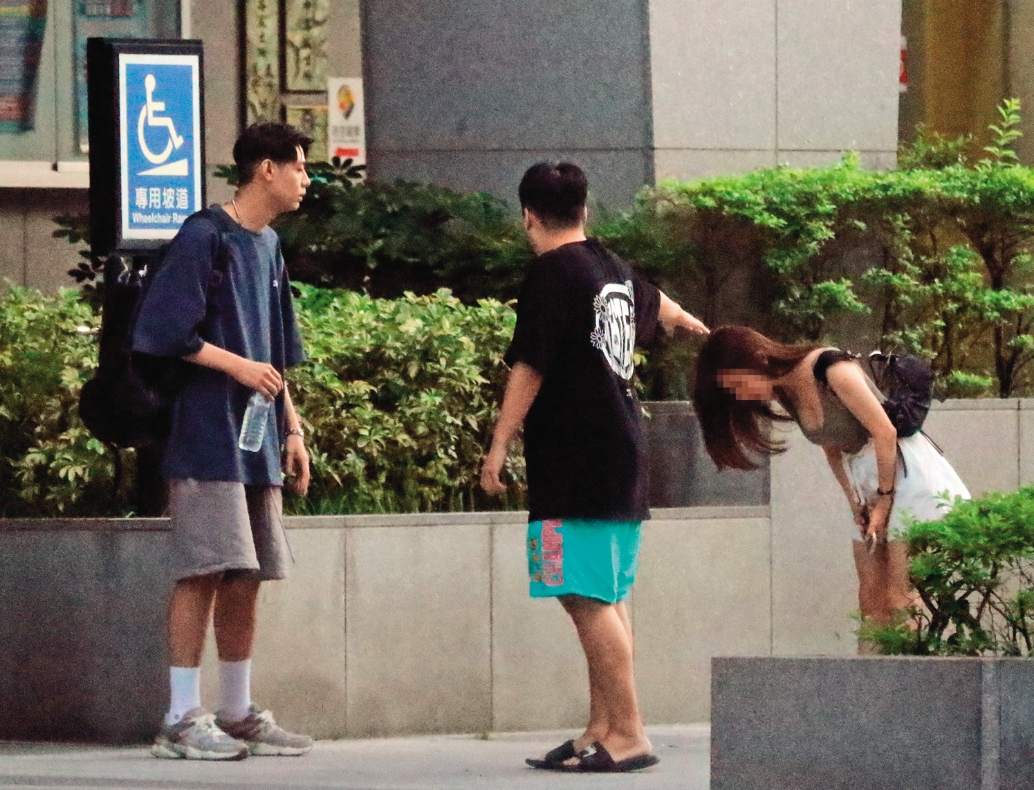 6月20日05：01，已經在警局等候多時的大奶妹（右），在警局外向Teddy（左）鞠躬道歉。