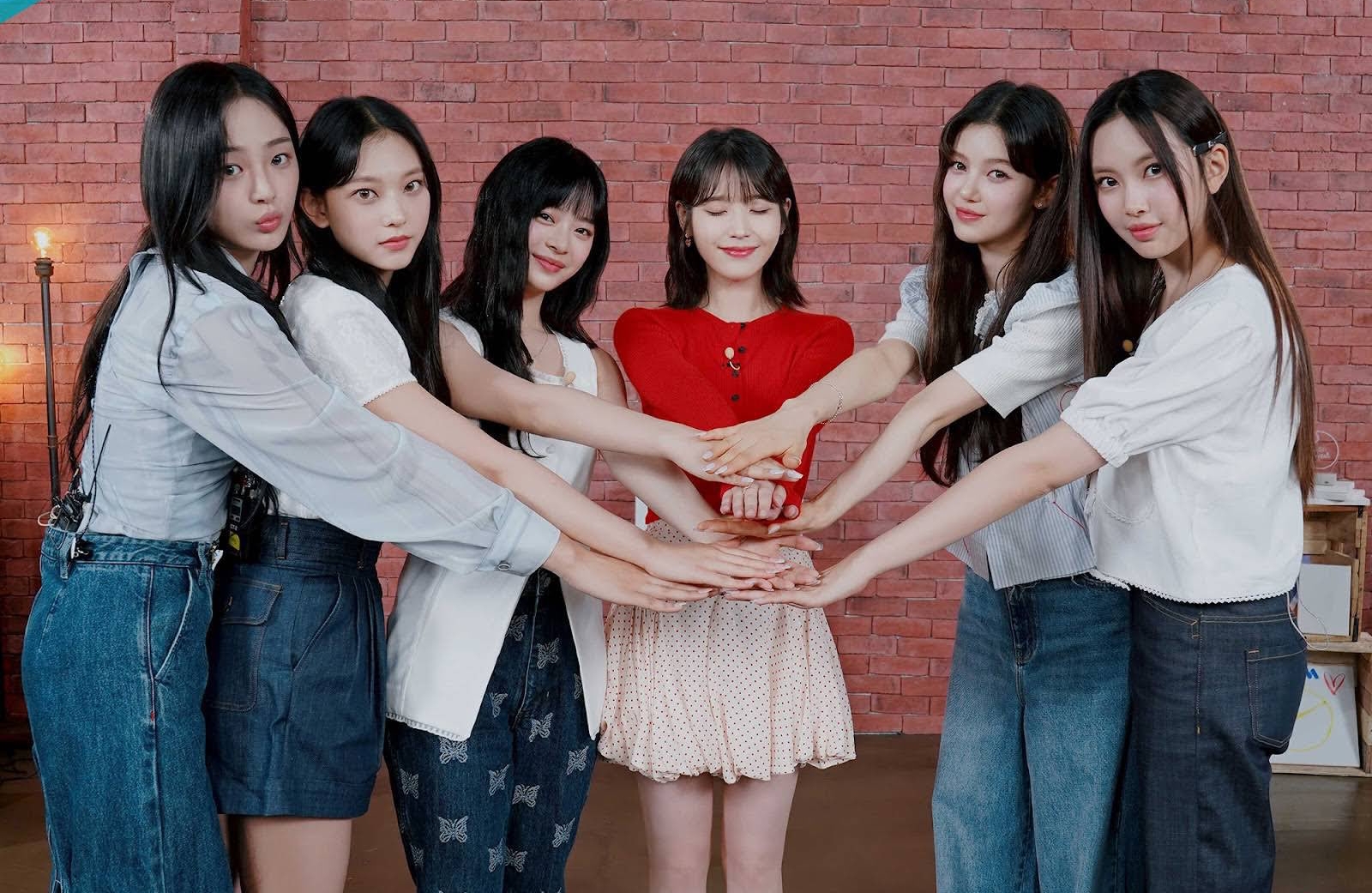 NewJeans作客IU（中）節目《IU的調色盤》，已有超過160萬次收看。（網路圖片）