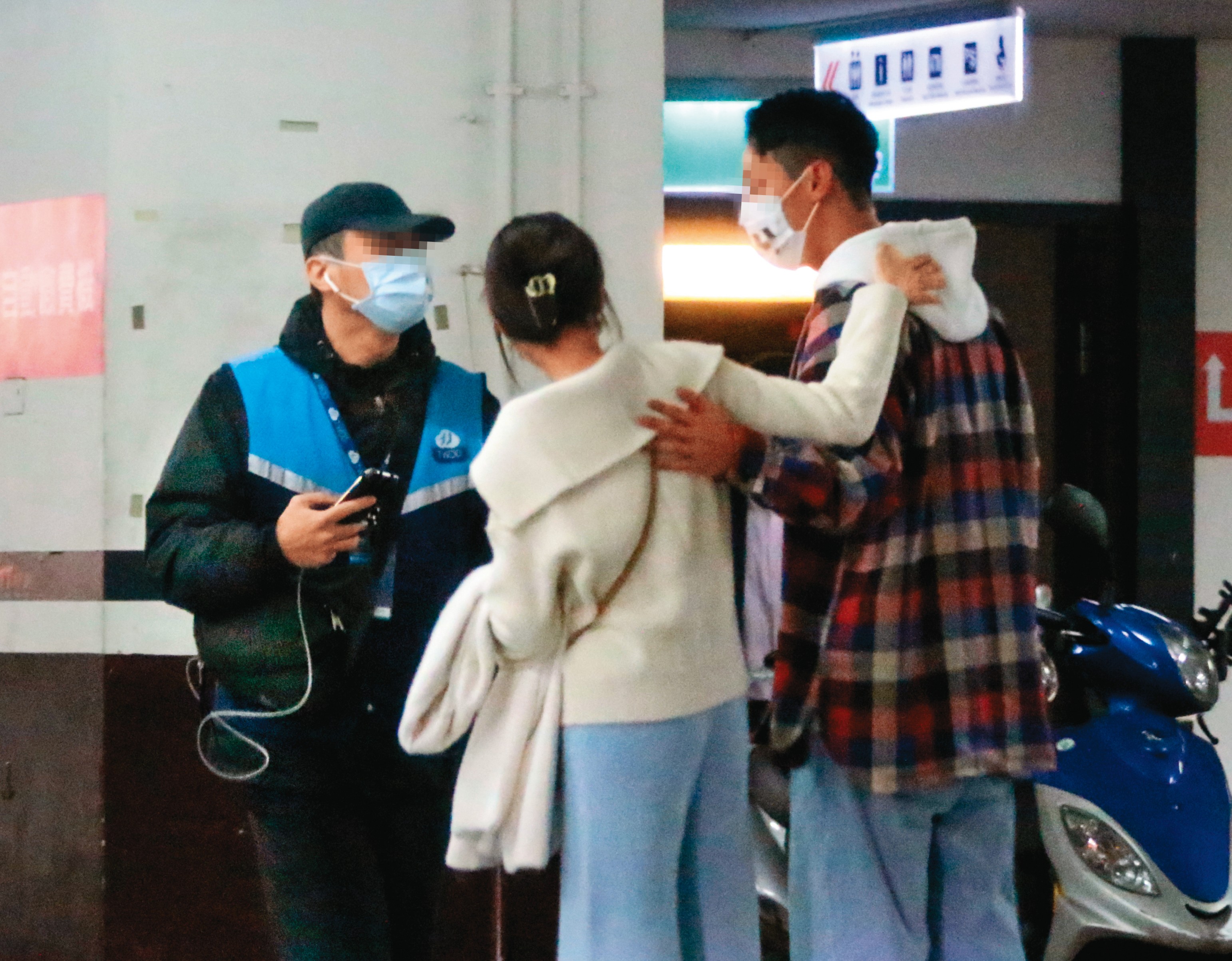 1/8 01：35 郭雪芙（中）與Andy（右）決定各走各的，但依依不捨地碰了一下彼此。