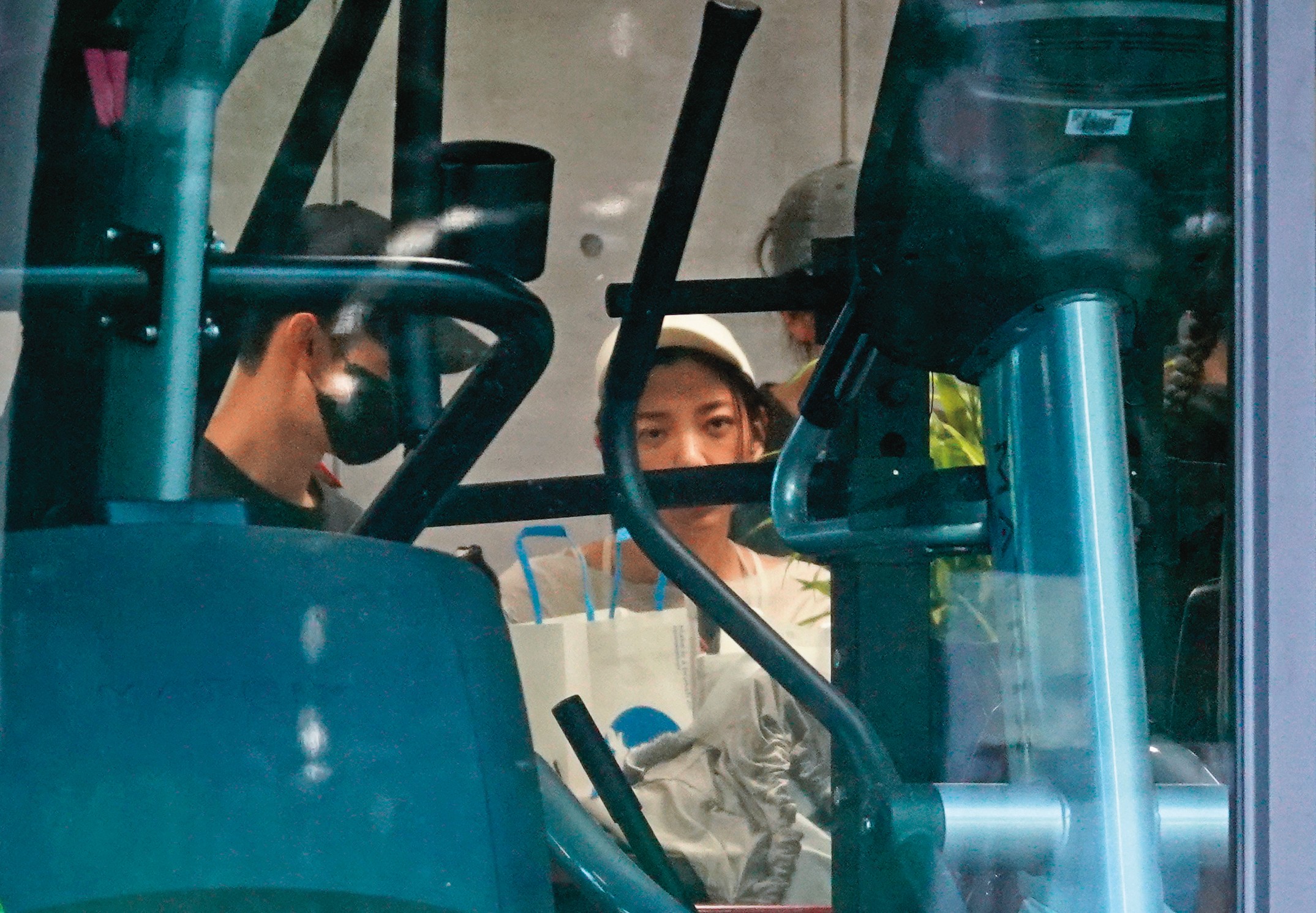 16:10 後來郭雪芙(右)去載了Andy、妹妹與友人到健身房運動。