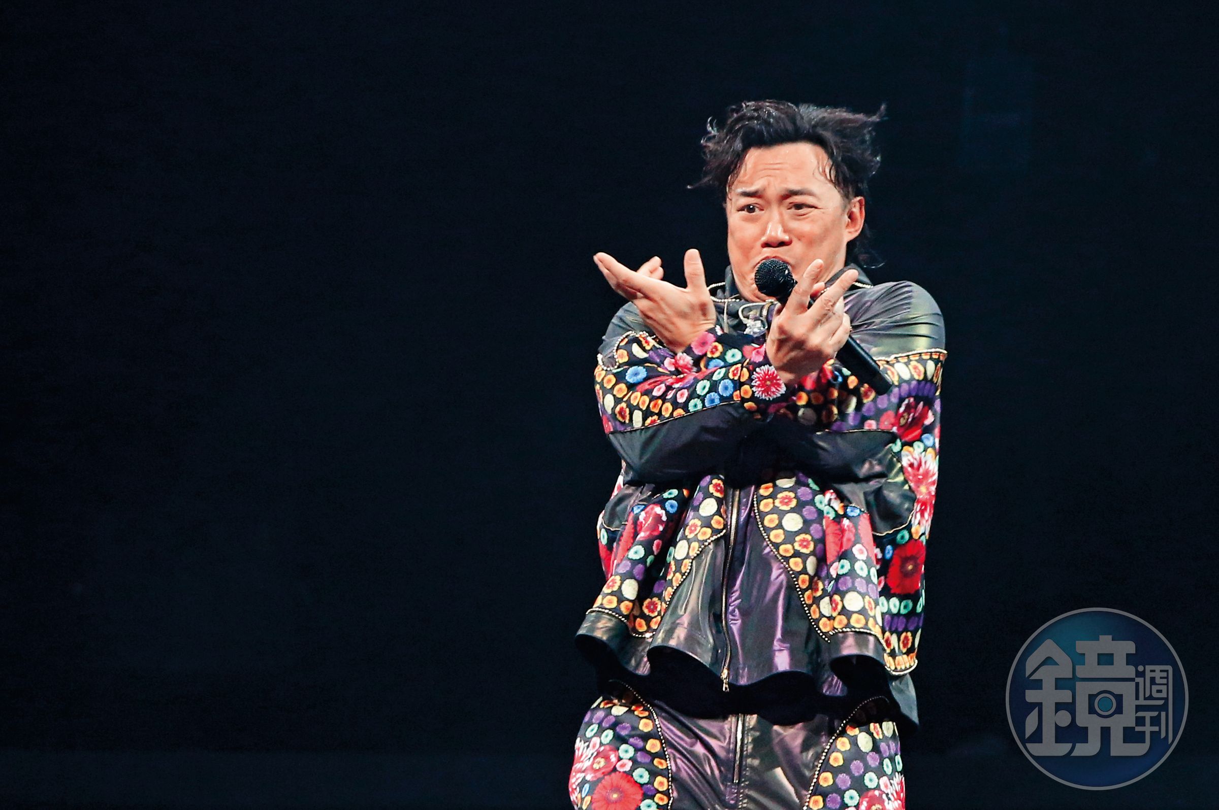 演唱會上,陳奕迅突然集氣發功,莫非是失傳已久的「剩蛋老公公」絕世功夫?Holy害。(拱手作揖)