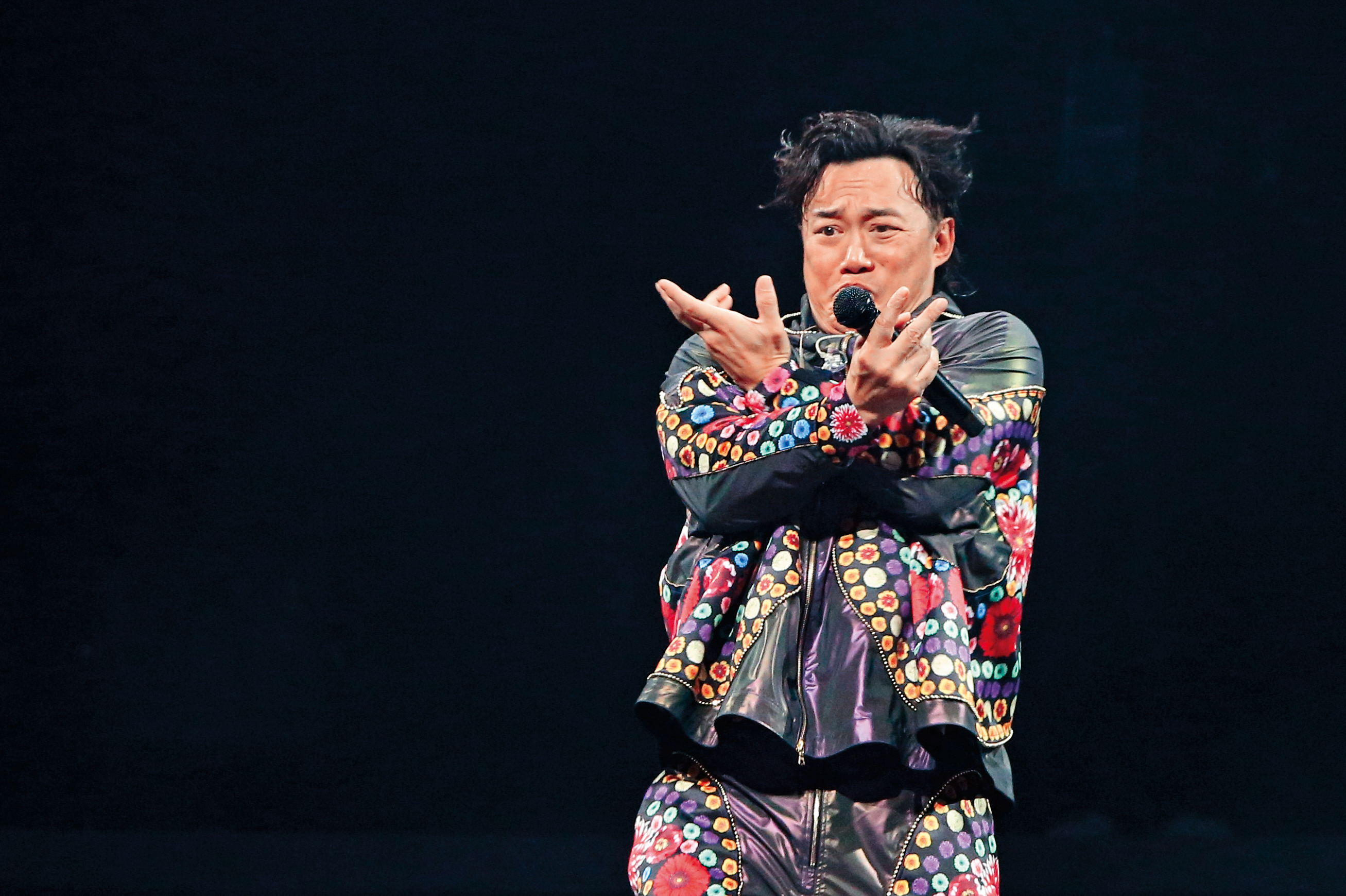 演唱會上，陳奕迅突然集氣發功，莫非是失傳已久的「剩蛋老公公」絕世功夫？Holy害。（拱手作揖）