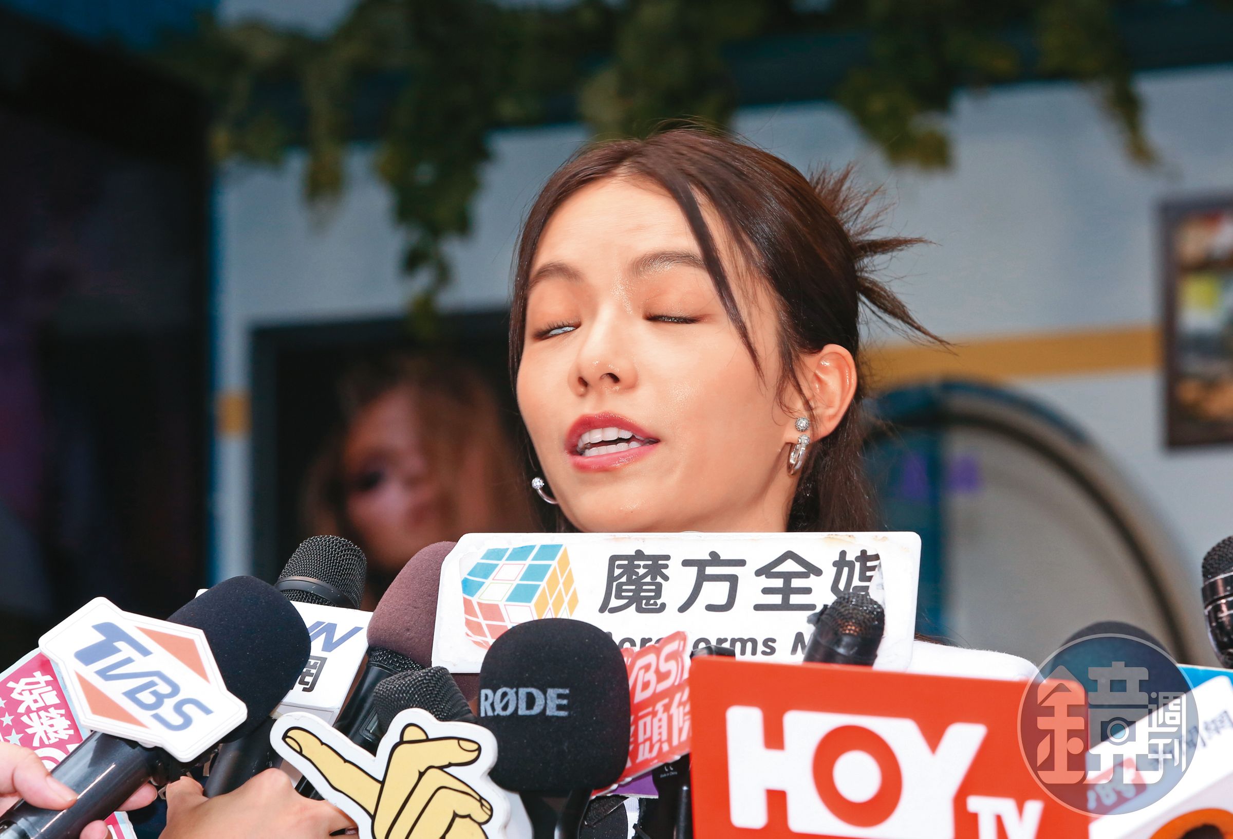 日頭赤焰焰，宋芸樺現身西門町為「美滿理髮廳」開幕剪綵，熱到暈了！