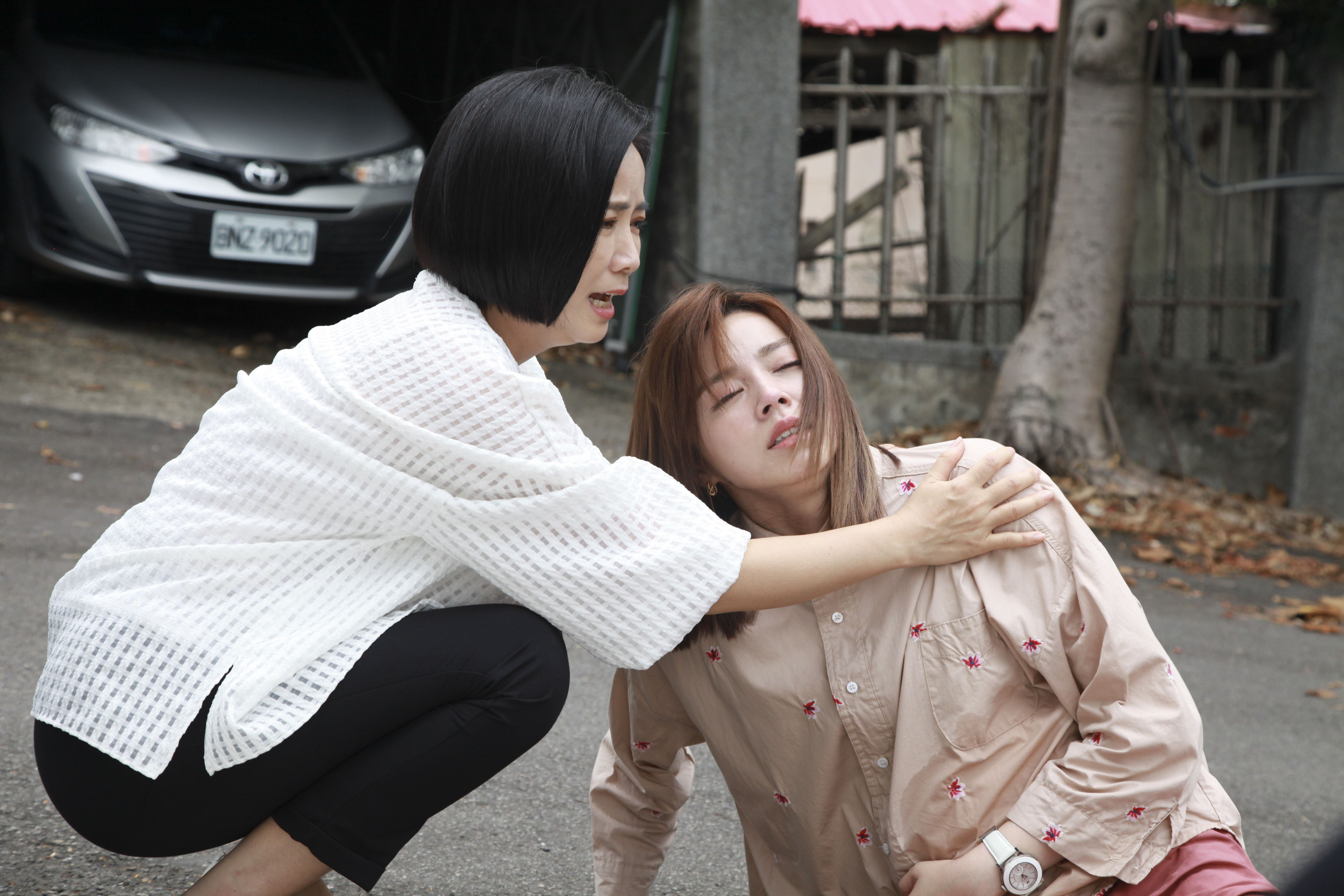 《市井豪門》陳仙梅（左）發現王瞳（右）被撞倒在地連忙跑上前攙扶。（民視提供）