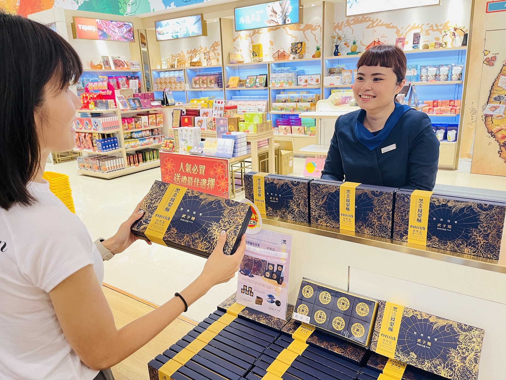 「武子靖黑金鳳梨酥」因應即將到來的中秋佳節，提供消費者不同以往的中秋禮盒選擇。（業者提供）