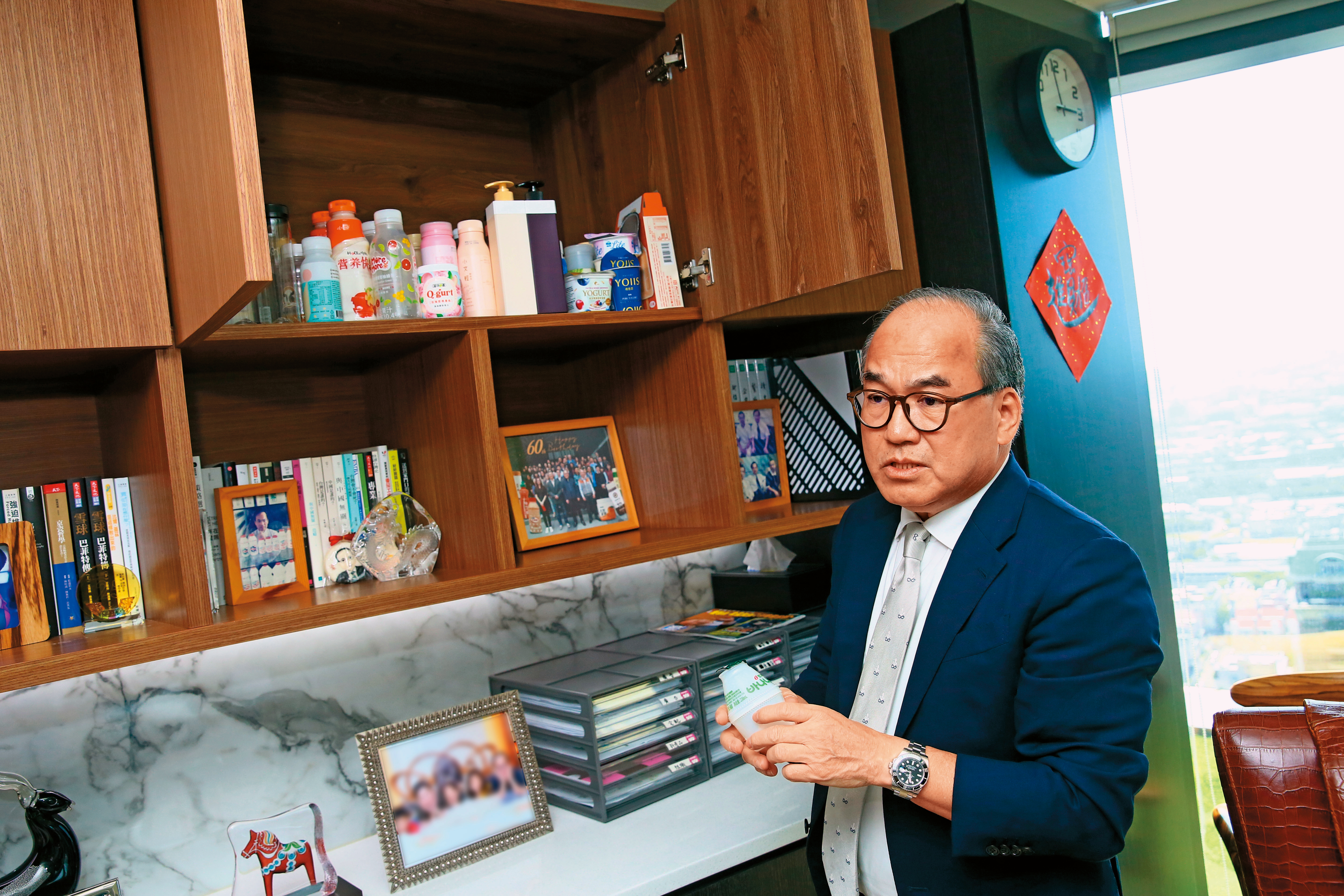 梁家銘出國考察，買來試吃的飲品、優格容器都會洗淨帶回台灣，當作參考。