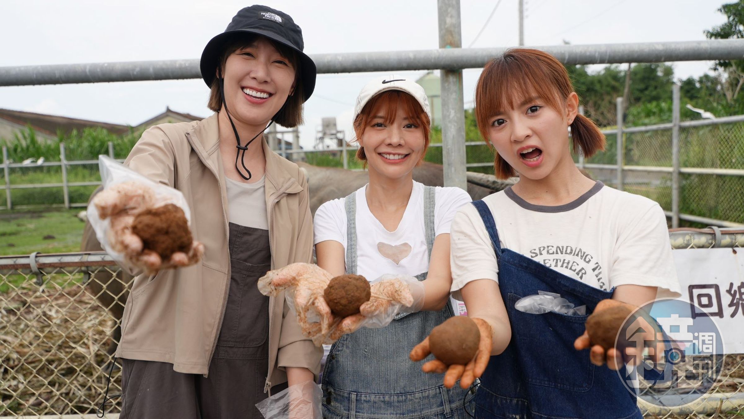 李懿（左起）、艾融、樂天女孩陳詩媛體驗自製牛糞薰香。（三立提供）