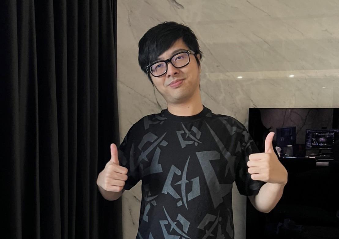 丁特（圖）近日在直播中多次批評民進黨，自稱遭到綠營側翼網軍攻擊，害他不得不「發文道歉」。（翻攝Dinter臉書）