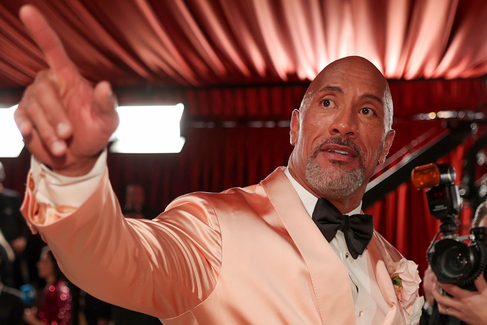 為了幫助因響應美國演員工會罷工而陷入生計問題的會員們，巨石強森一口氣捐了7位數，創下單一個人最高額的捐款數字。（東方IC）