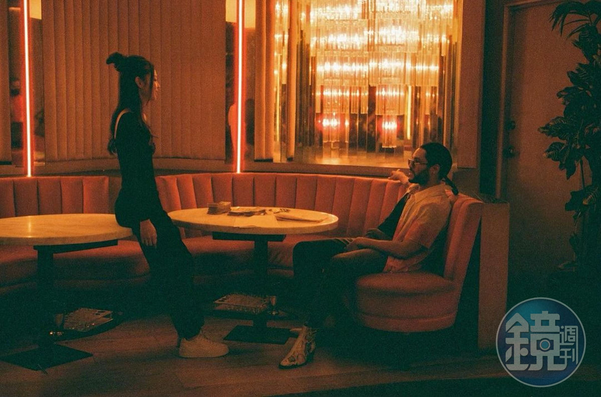 JENNIE(左)曾在《偶像漩渦》與威肯(右)有過煽情對手戲。(翻攝自The Weeknd IG)