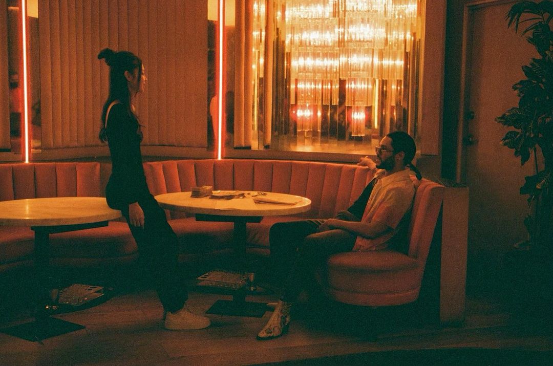 JENNIE(左)曾在《偶像漩渦》與威肯(右)有過煽情對手戲。(翻攝自The Weeknd IG)