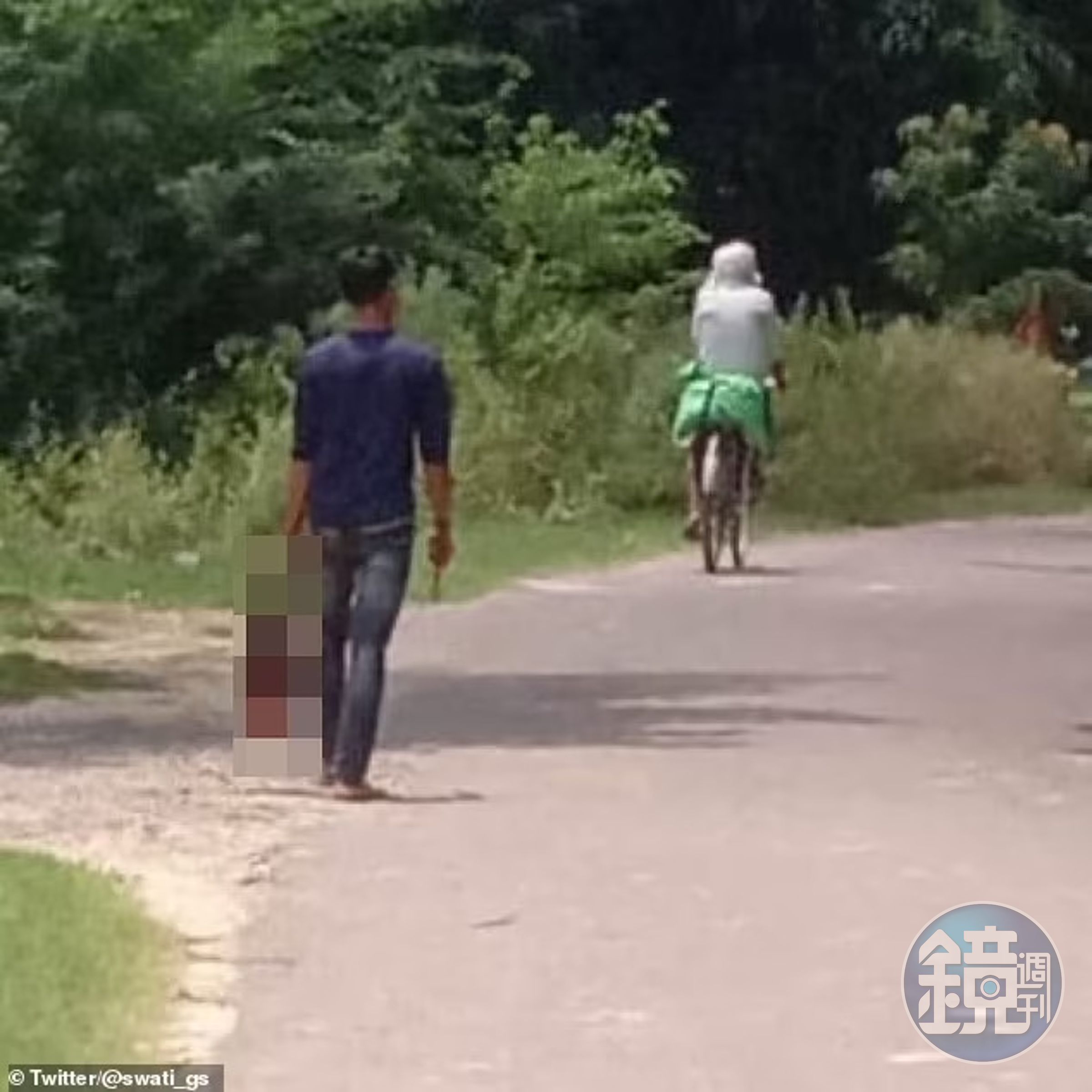之後里亞茲提著阿時法的項上人頭、走在路上，準備到警局投案自首。（翻自《每日郵報》）