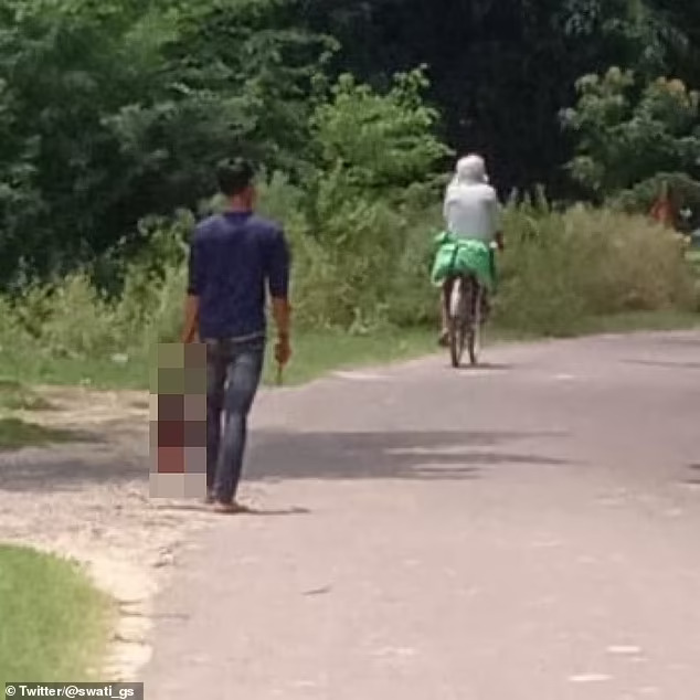 之後里亞茲提著阿時法的項上人頭、走在路上,準備到警局投案自首。(翻自《每日郵報》)