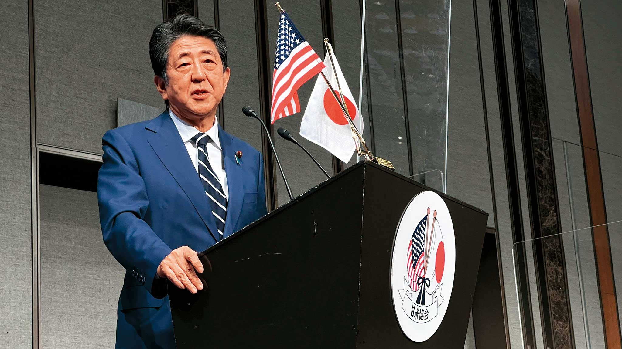 前日本首相安倍晉三祭出「安倍經濟學」3支箭,帶領日本走出疲軟經濟。(翻攝安倍晉三推特)