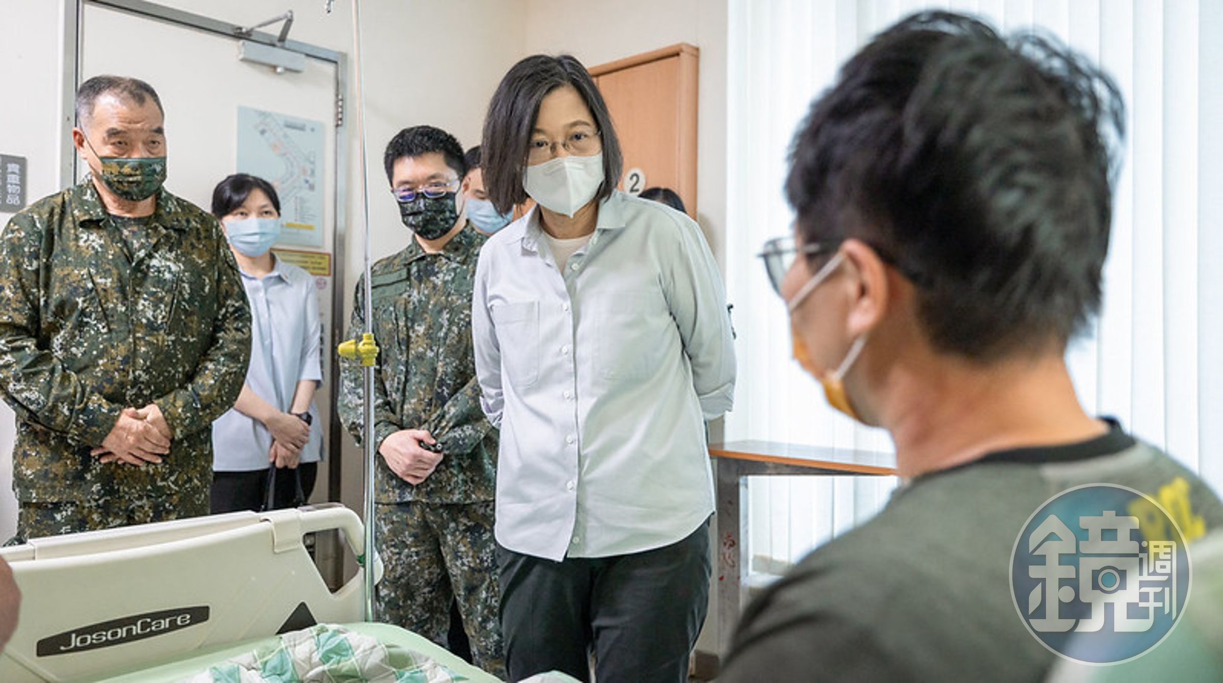 總統蔡英文今(25日)上午赴內湖三總,探視陸軍第六軍團轄屬基隆彈藥分庫的爆炸案傷者。(總統府提供)