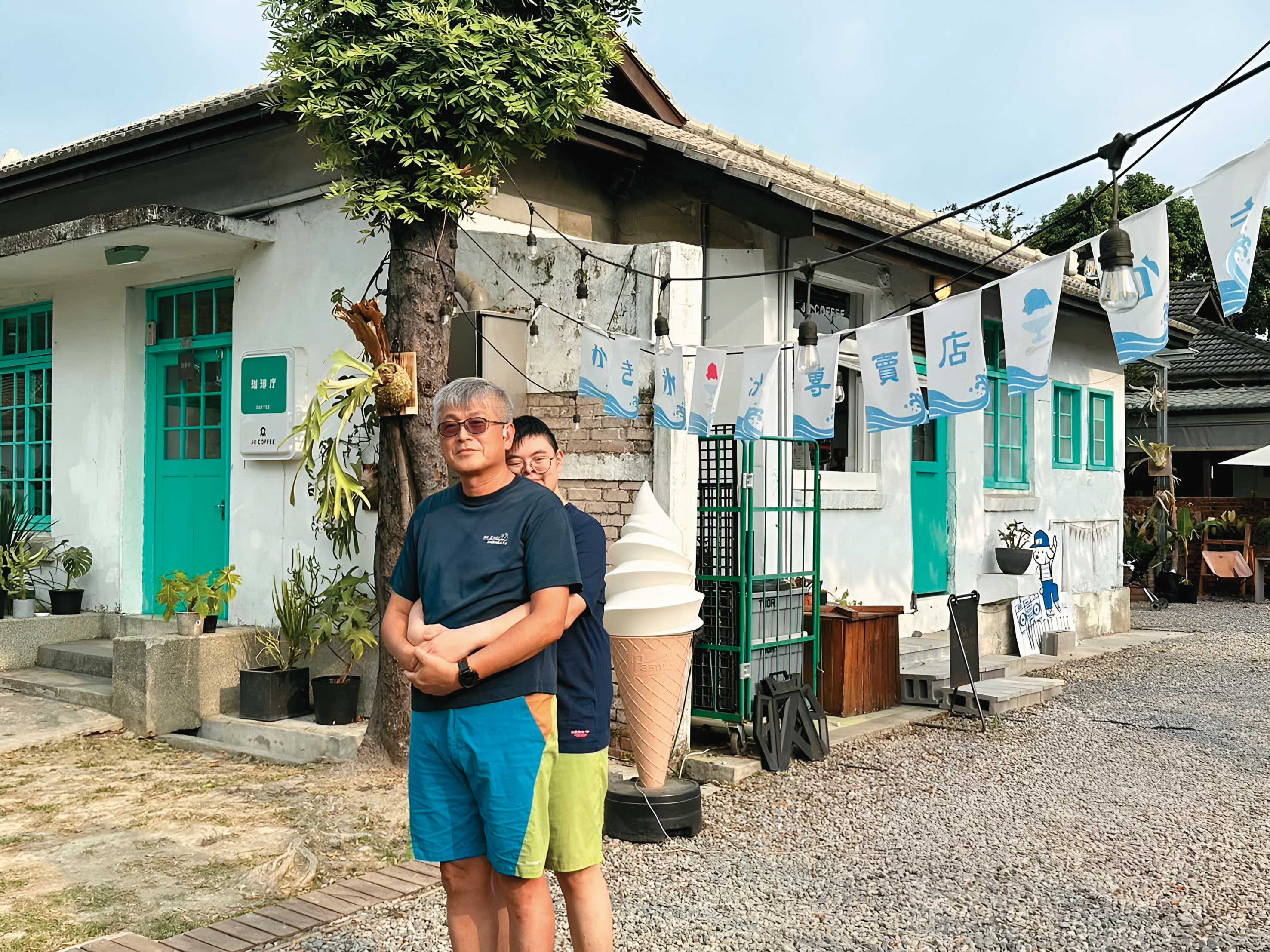 牙醫師黃明裕（前）因為唐氏兒黃于軒（後）的關係，進入身障、特殊照護領域，重新定義人生。（翻攝黃明裕臉書）  