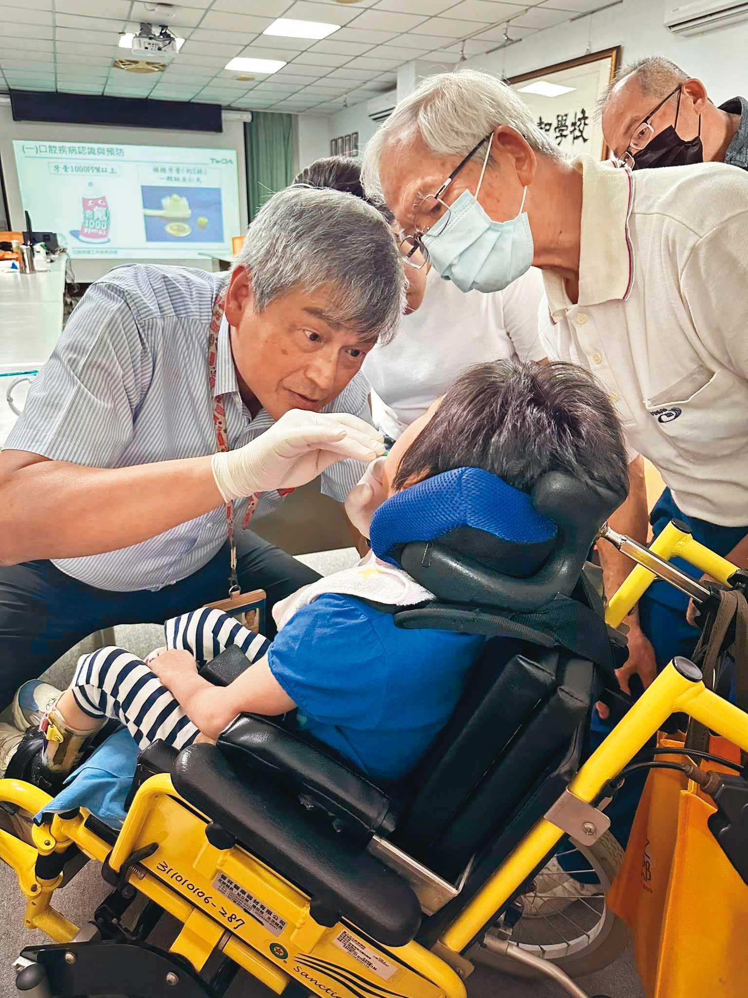 雙北牙醫師共約6千名,到宅牙醫師僅不到10名,黃明裕(左)是其中一位。(翻攝黃明裕臉書)