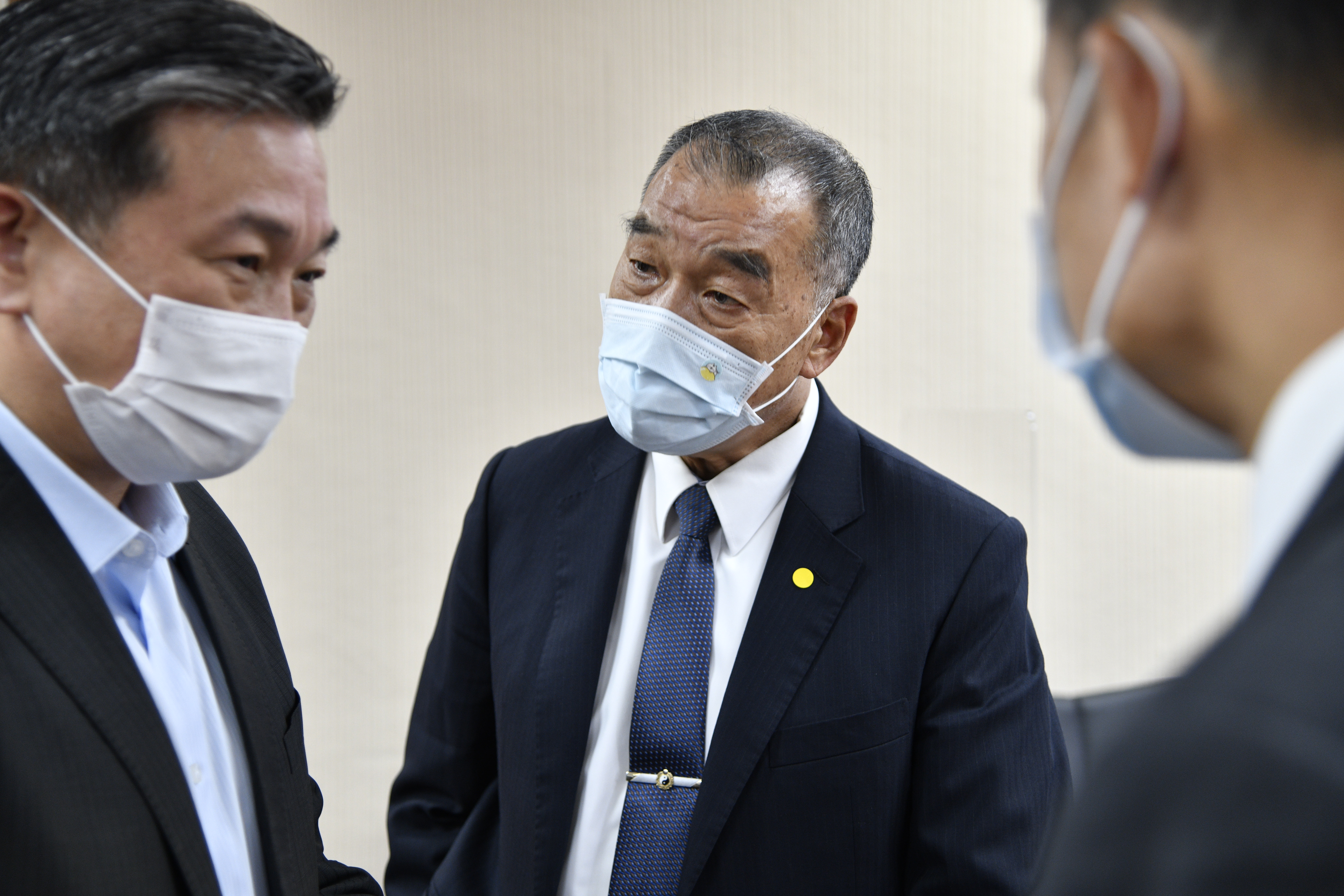 國防部長邱國正今前往醫院探視受傷軍官，受訪時則表示當時現場並無嬉鬧情況，爆炸原因仍須進一步釐清。（本刊資料照）