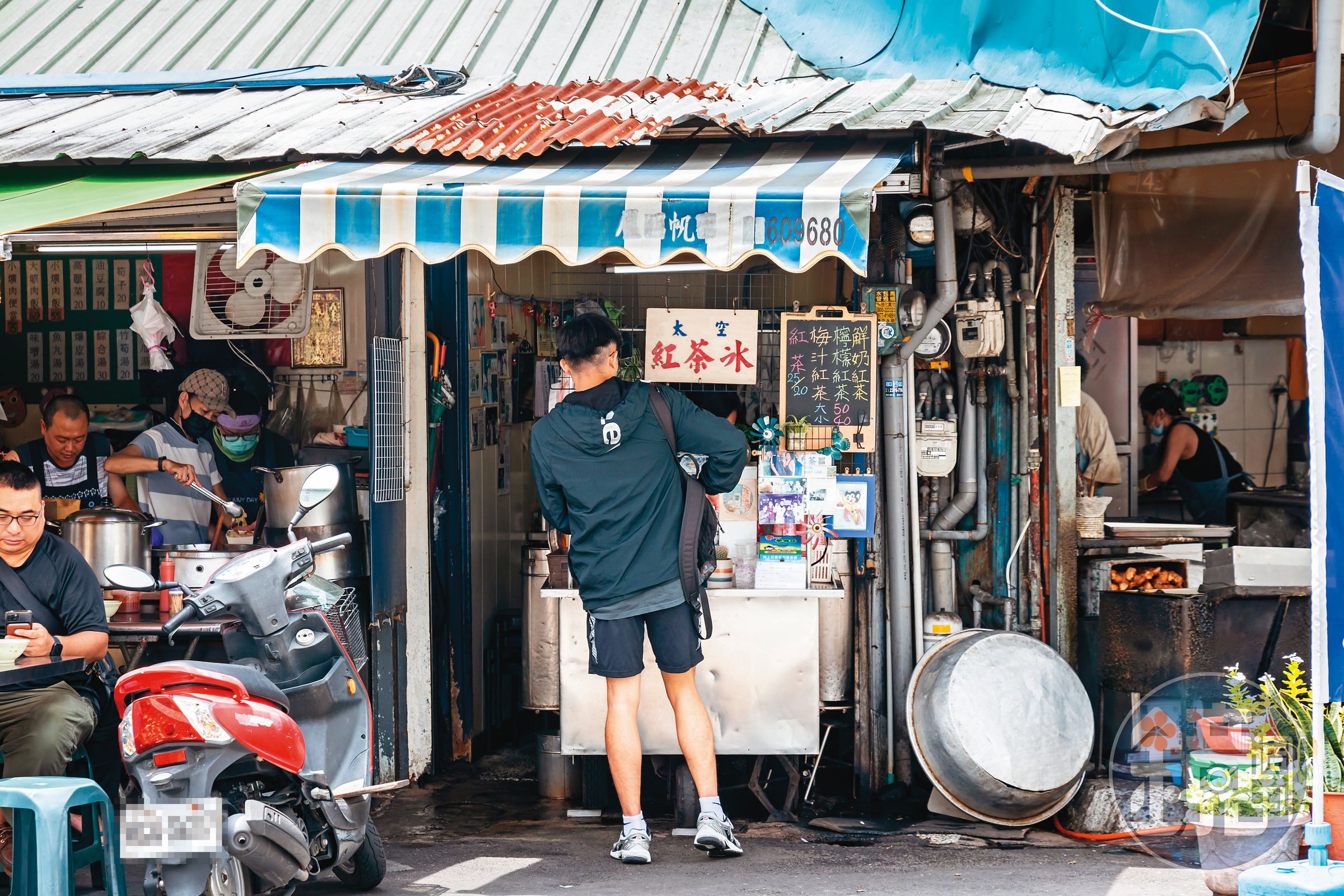 「太空紅茶冰」小小店面寄身在控肉飯與早餐店之間。