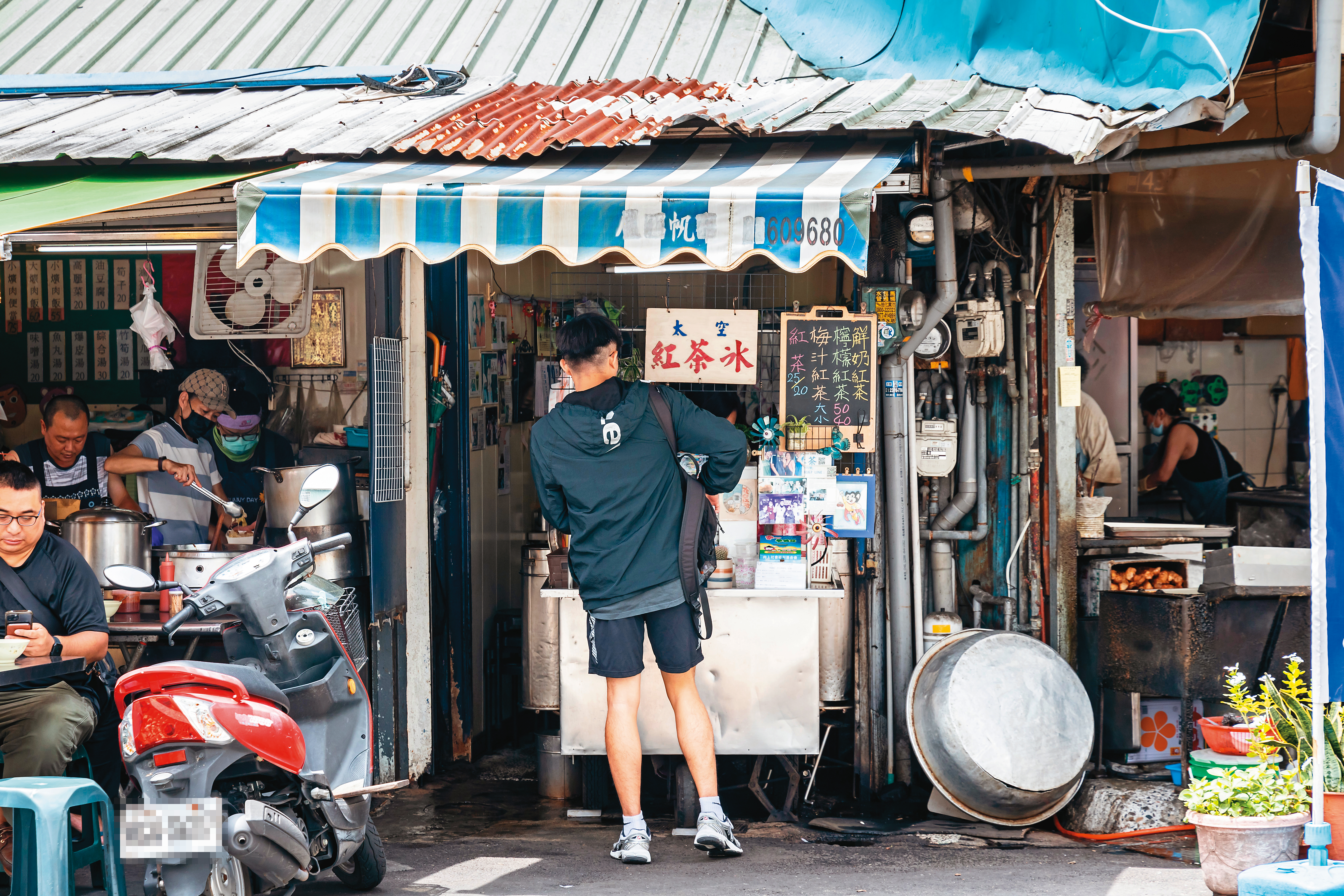 「太空紅茶冰」小小店面寄身在控肉飯與早餐店之間。